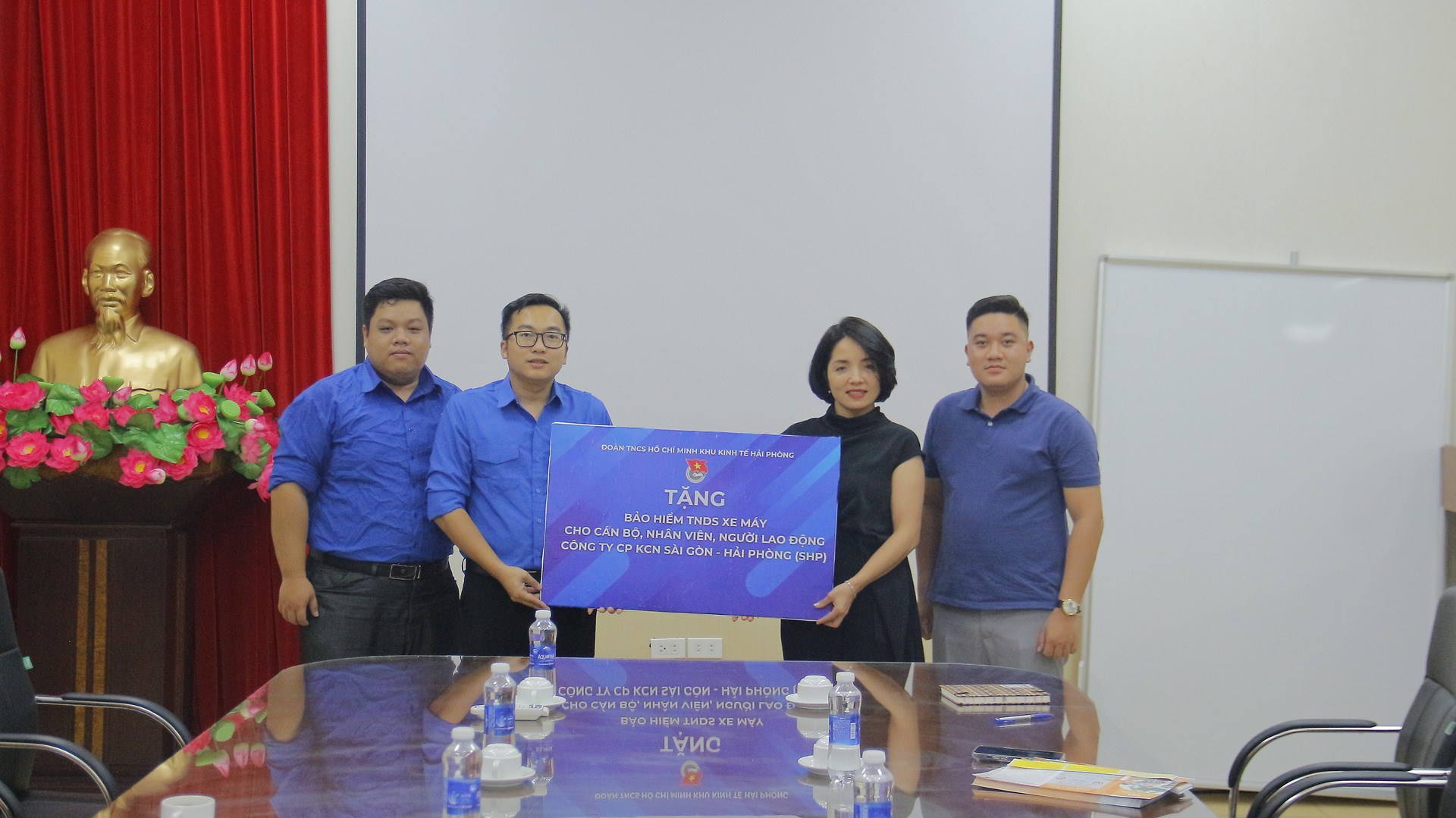|MÔ HÌNH “TUYÊN TRUYỀN, PHỔ BIẾN PHÁP LUẬT VỀ AN TOÀN GIAO THÔNG” LƯU ĐỘNG TẠI CÁC KHU CÔNG NGHIỆP|