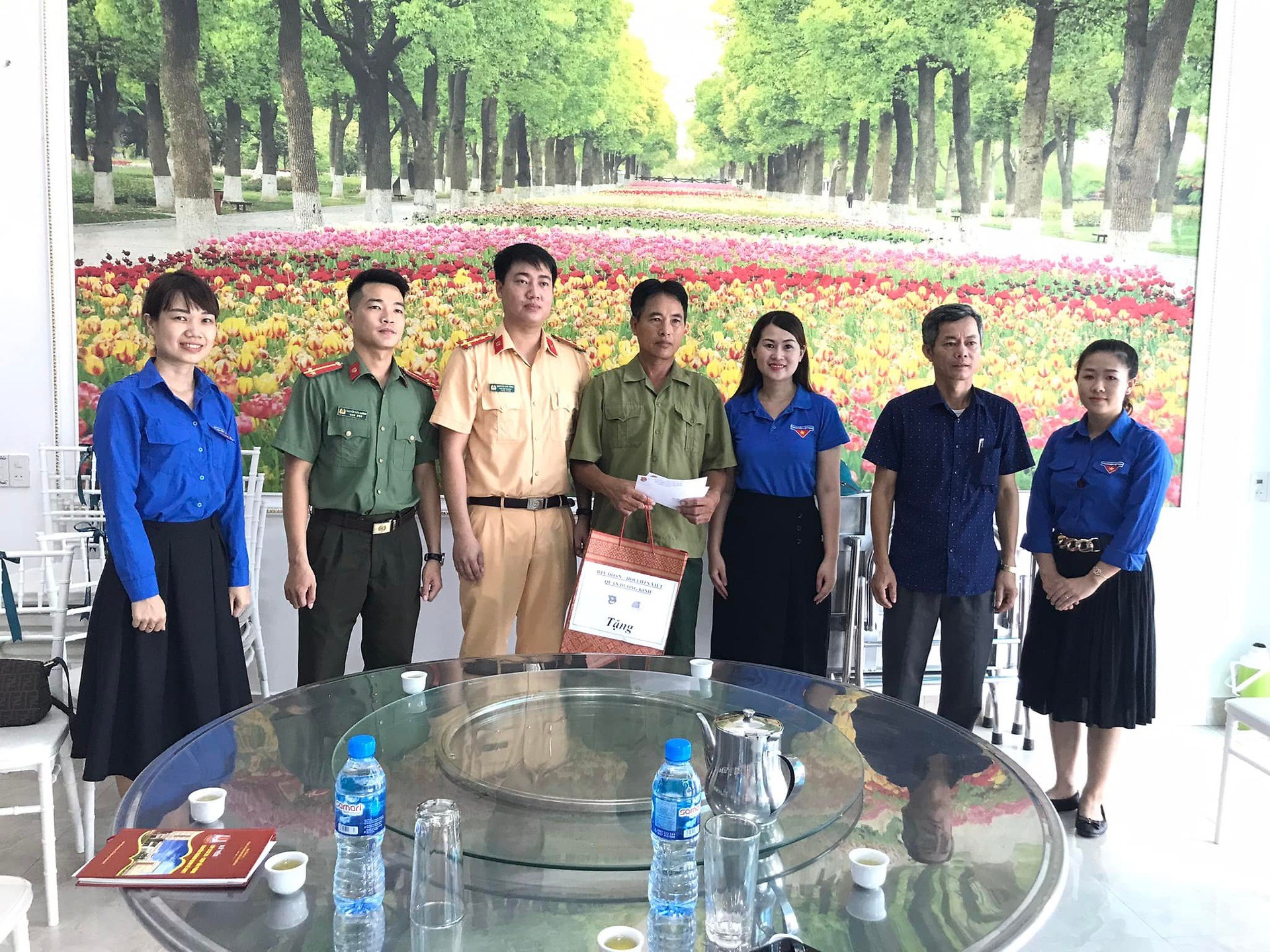 Trao tặng 200 túi quà an sinh hỗ trợ người dân, thanh thiếu nhi bị ảnh hưởng bởi dịch bệnh Covid 19