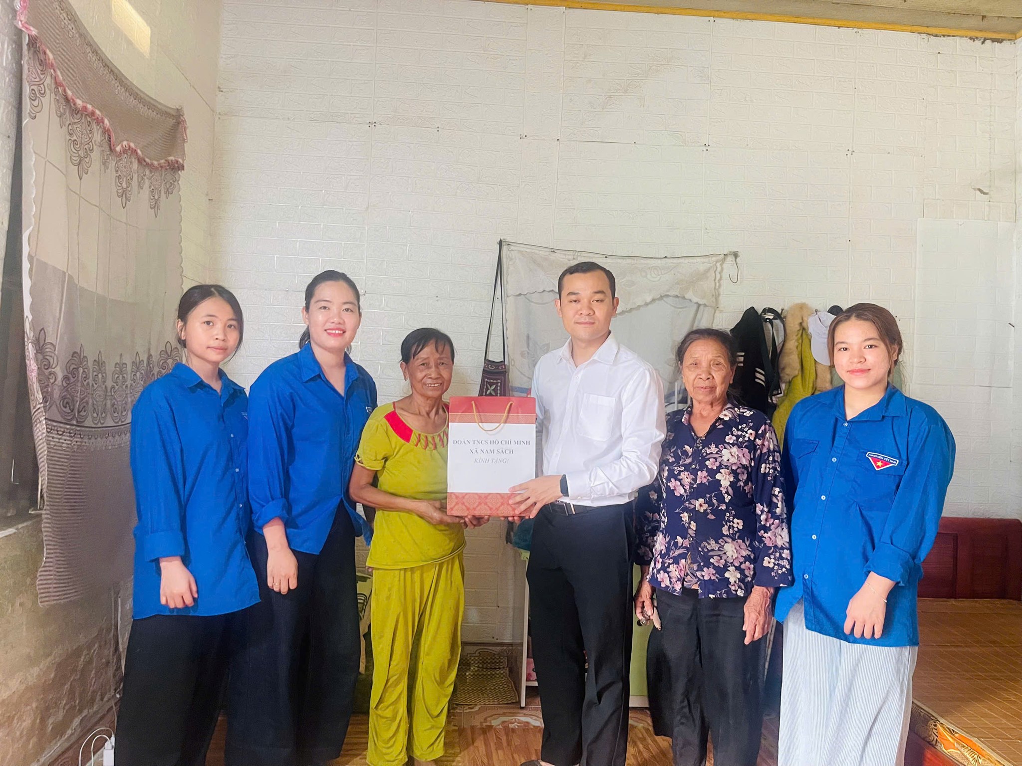 Đoàn xã Nam Sách tổ chức thăm hỏi, tặng quà, gia đình chính sách, người cao tuổi, cựu thanh niên xung phong và đoàn viên thanh niên có hoàn cảnh nhân dịp Tháng Thanh niên năm 2026