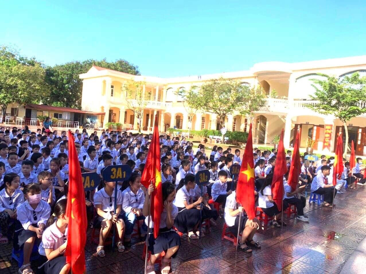 Lễ chào cờ tháng 5 với chủ đề "Mỗi tuần một câu chuyện đẹp, một cuốn sách hay, một tấm gương sáng" năm học 2022 - 2023