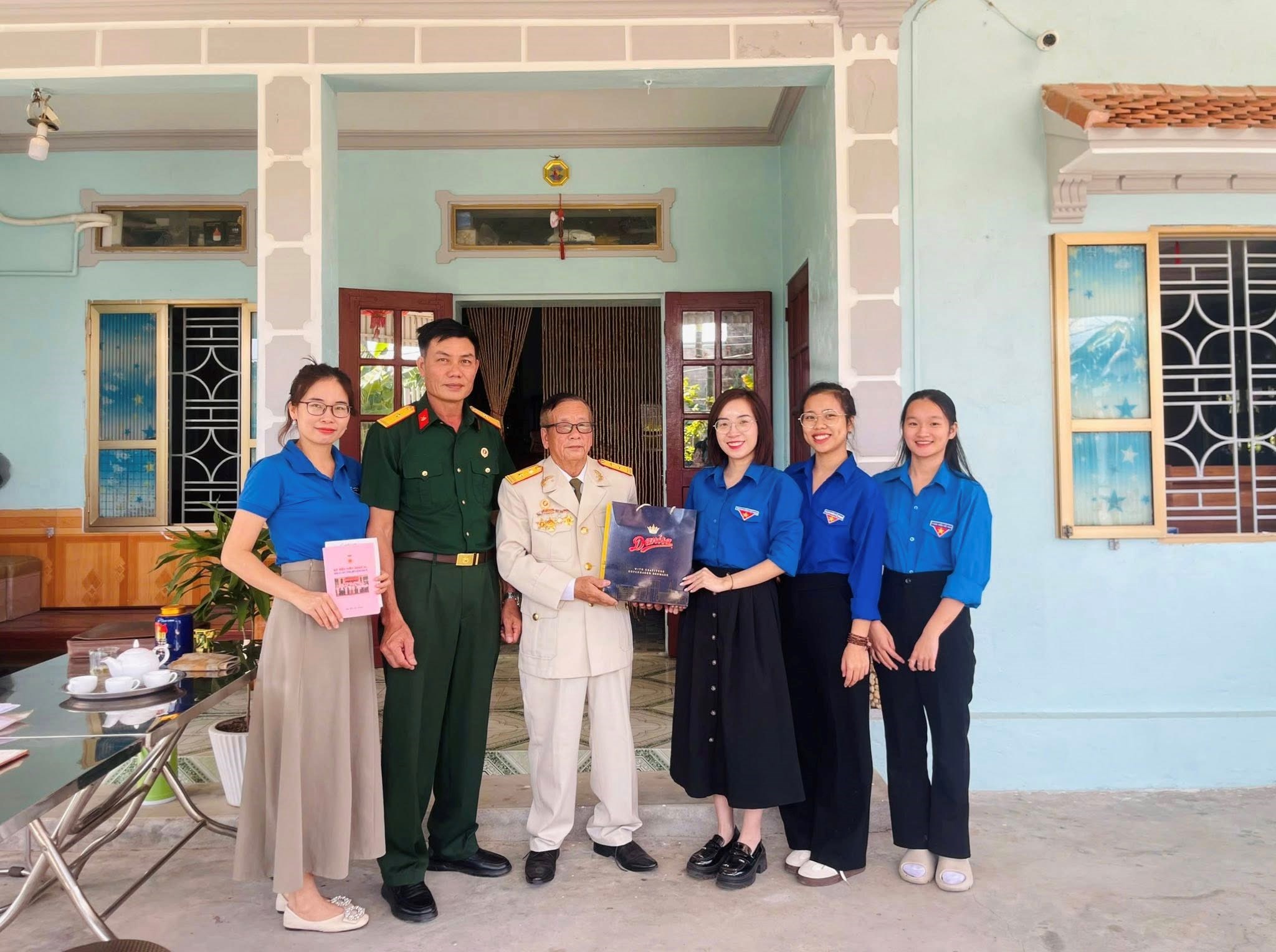 ĐOÀN THANH NIÊN XÃ AN HƯNG TỔ CHỨC THĂM HỎI, TẶNG QUÀ, TRI ÂN CỰU CHIẾN BINH, NGƯỜI CÓ CÔNG VỚI CÁCH MẠNG VÀ TIẾP TỤC THỰC HIỆN ĐỀ ÁN "CÂU CHUYỆN THỜI HOA LỬA"