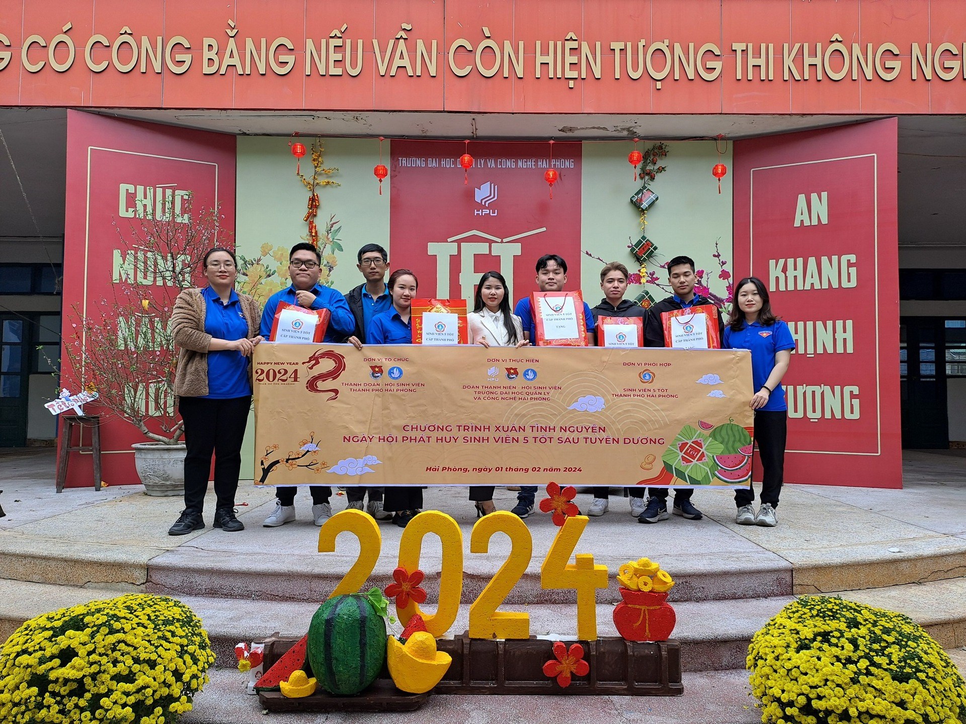 CHƯƠNG TRÌNH XUÂN TÌNH NGUYỆN TRƯỜNG ĐẠI HỌC QUẢN LÝ VÀ CÔNG NGHỆ HẢI PHÒNG NĂM 2024; TẶNG QUÀ CHO SINH VIÊN CÓ HOÀN CẢNH KHÓ KHĂN, THÀNH TÍCH HỌC TẬP TỐT