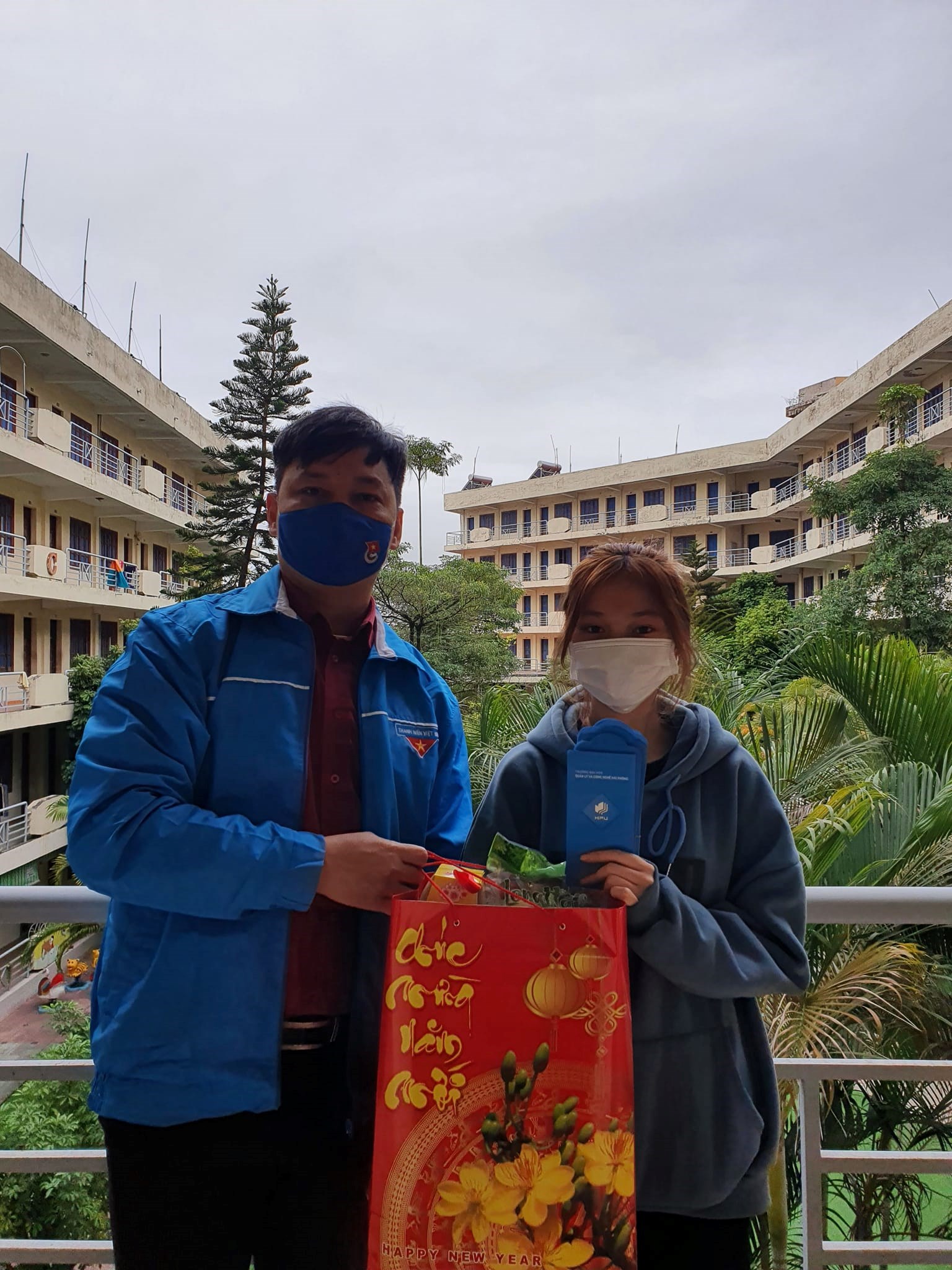 Đội xung kích tình nguyện phòng chống dịch Covid-19 HPU tại khách sạn sinh viên hỗ trợ sinh viên bị ảnh hưởng bởi COVID-19