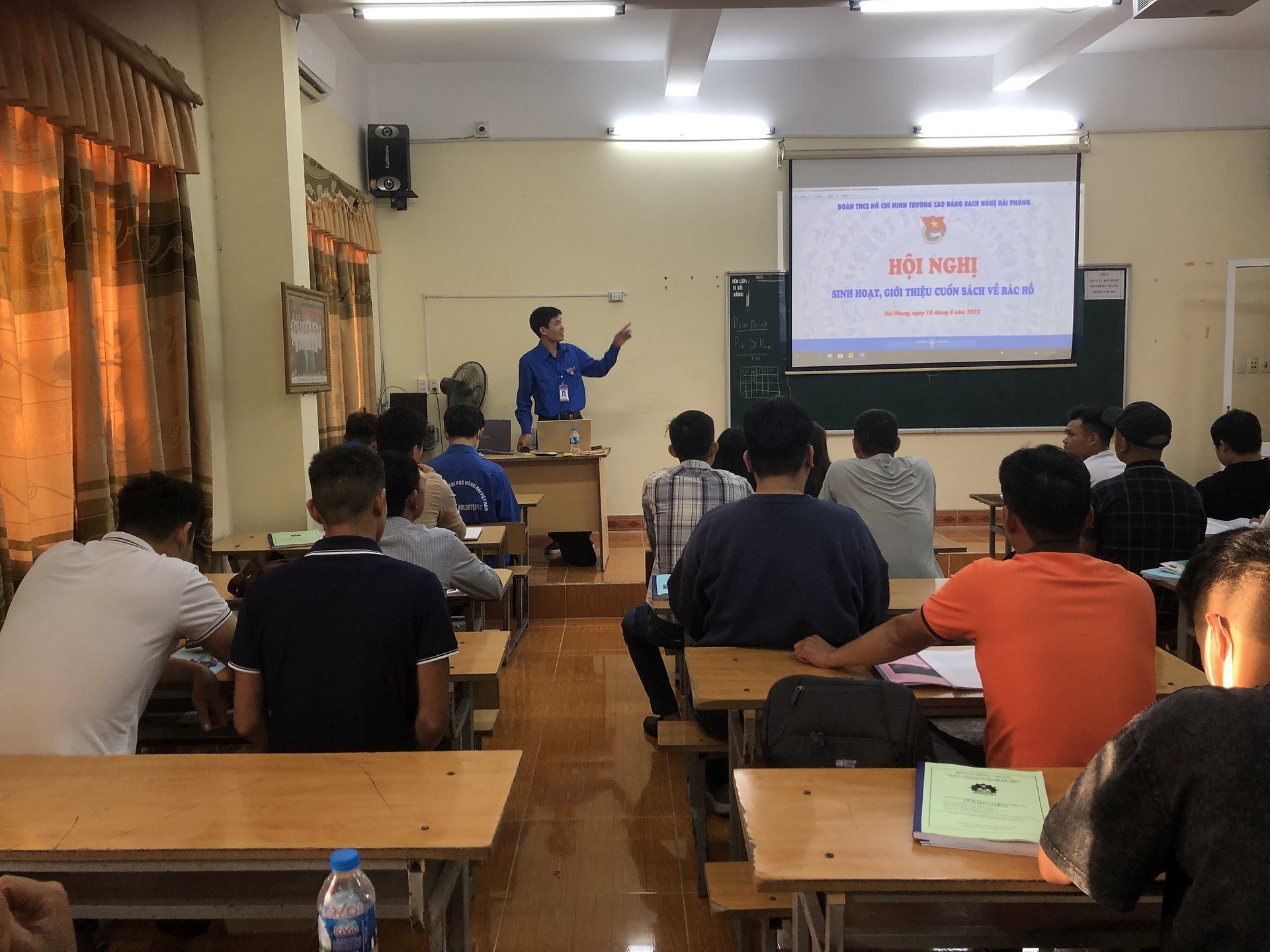 Đoàn thanh niên cao đẳng Bách Nghệ sinh hoạt cuốn sách Bác Hồ