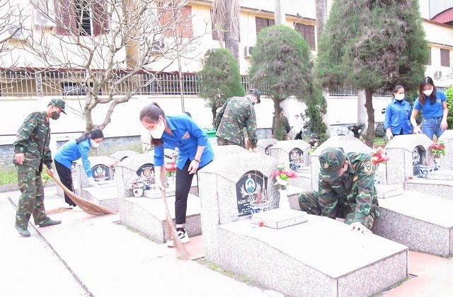 Thanh niên Bộ Chỉ huy Quân sự thành phố Hải Phòng thăm, tặng quà gia đình chính sách nhân Tháng Thanh niên