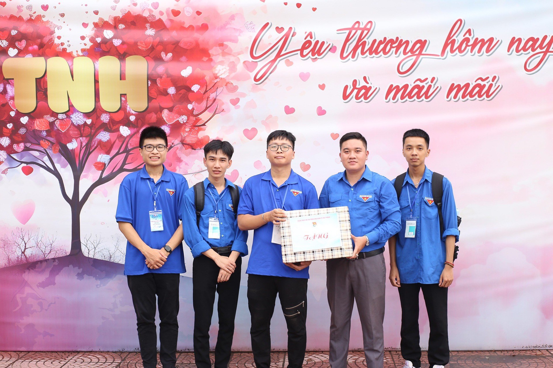 Đoàn thanh niên Khu Kinh tế Hải Phòng thăm, tặng quà động viên các đội hình Tiếp sức mùa thi năm 2024