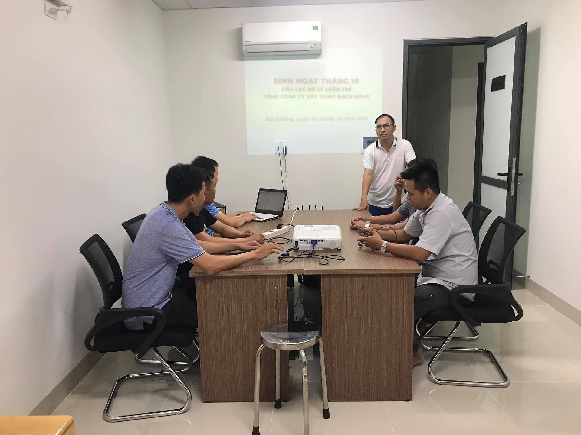 Sinh hoạt Câu lạc bộ Lý luận trẻ tháng 10