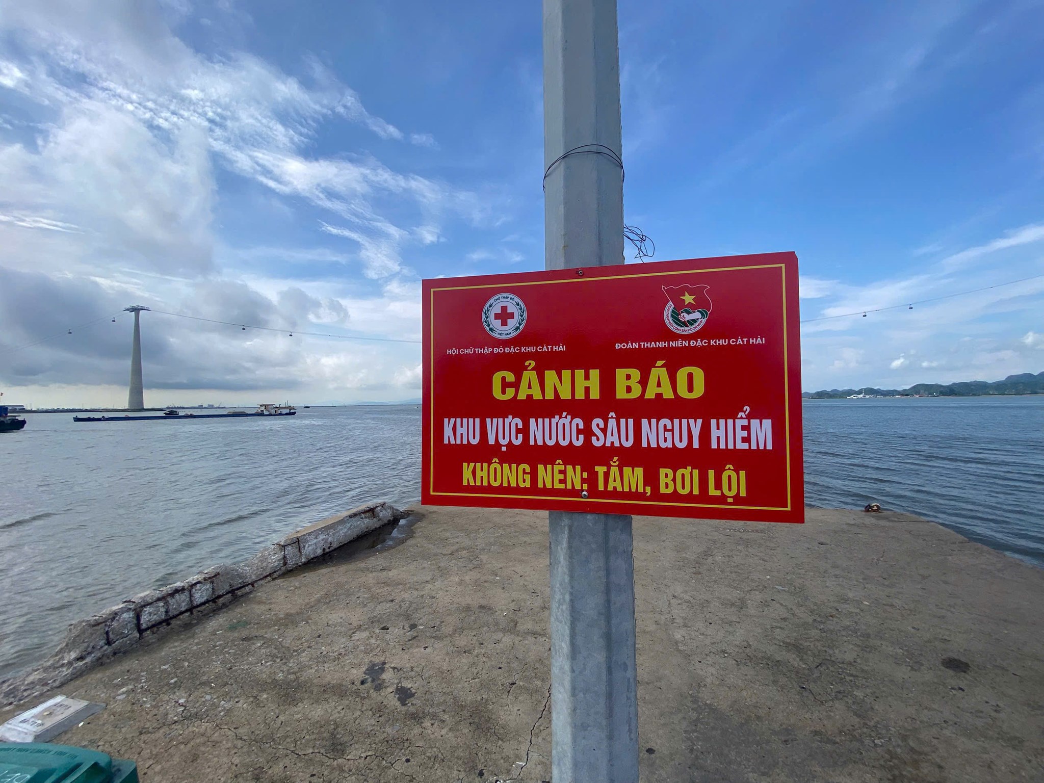 TUỔI TRẺ CÁT HẢI TRIỂN KHAI LẮP ĐẶT BIỂN CẢNH BÁO PHÒNG, CHỐNG ĐUỐI NƯỚC