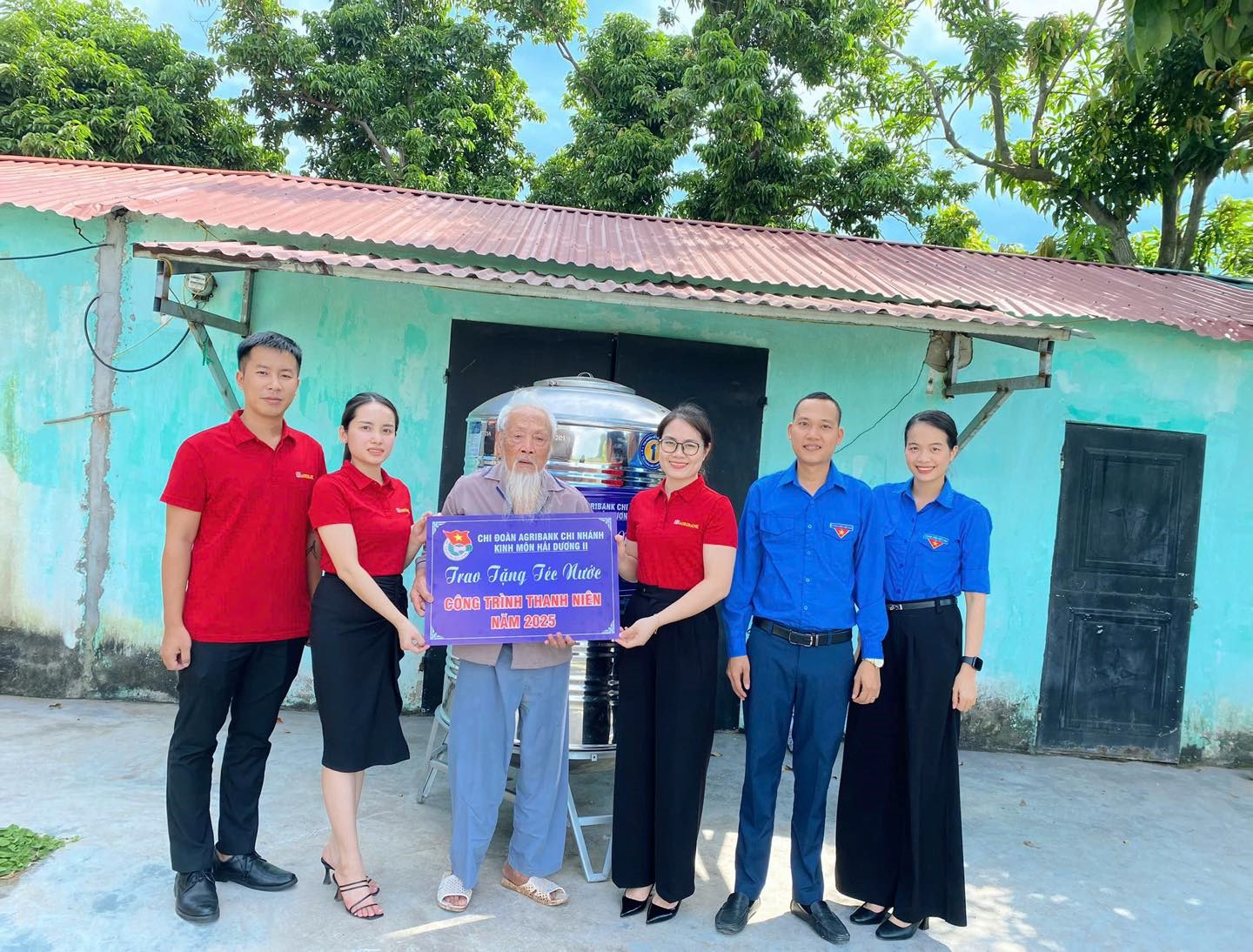 ĐOÀN THANH NIÊN PHƯỜNG KINH MÔN TẶNG QUÀ 2/9