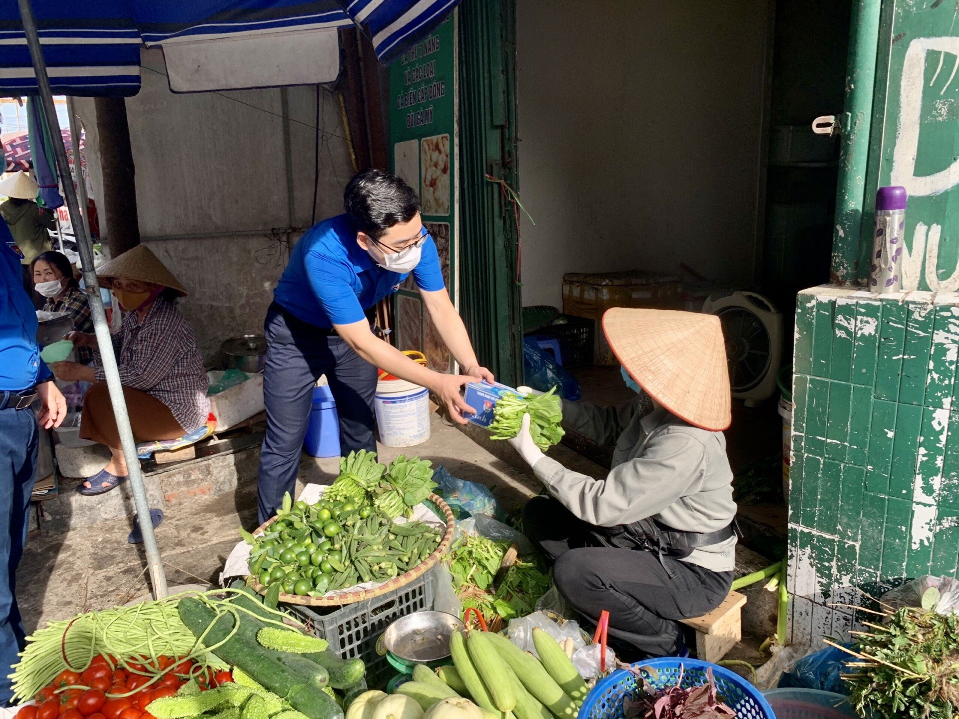 Đồng chí Nguyễn Quang Diện - Phó Bí thư Thành đoàn, Phó Chủ tịch Thường trực Hội LHTN Việt Nam thành phố tặng quà cho các hộ kinh doanh tại chợ