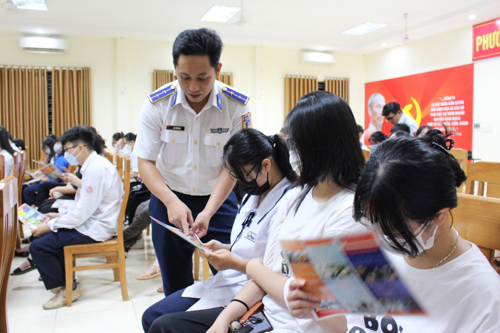 Đại diện Đoàn TNCS Hồ Chí Minh Bệnh viện Hữu nghị Việt Tiệp phối hợp cùng đại diện Đoàn Đặc nhiệm phòng chống tội phạm ma túy số 1, Bộ Tư lệnh Cảnh sát biển Việt Nam tổ chức thông tin, tuyên truyền, phổ biến kiến thức về phòng chống tác hại của ma túy đến người dân và trẻ vị thành niên.