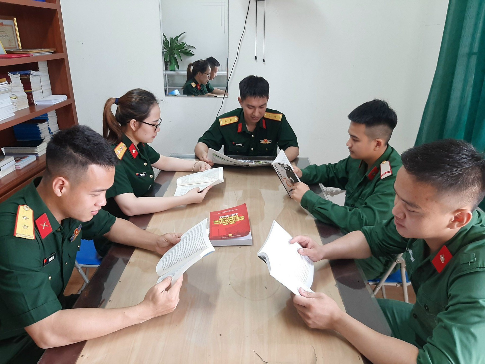 TUỔI TRẺ BỘ CHỈ HUY QUÂN SỰ THÀNH PHỐ HƯỞNG ỨNG NGÀY SÁCH VÀ VĂN HÓA ĐỌC VIỆT NAM 2023