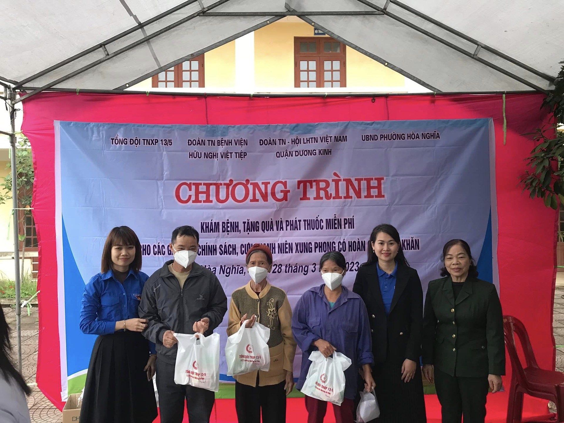 QUẬN ĐOÀN DƯƠNG KINH PHỐI HỢP TỔ CHỨC CHƯƠNG TRÌNH KHÁM BỆNH, TẶNG QUÀ, PHÁT THUỐC MIỄN PHÍ