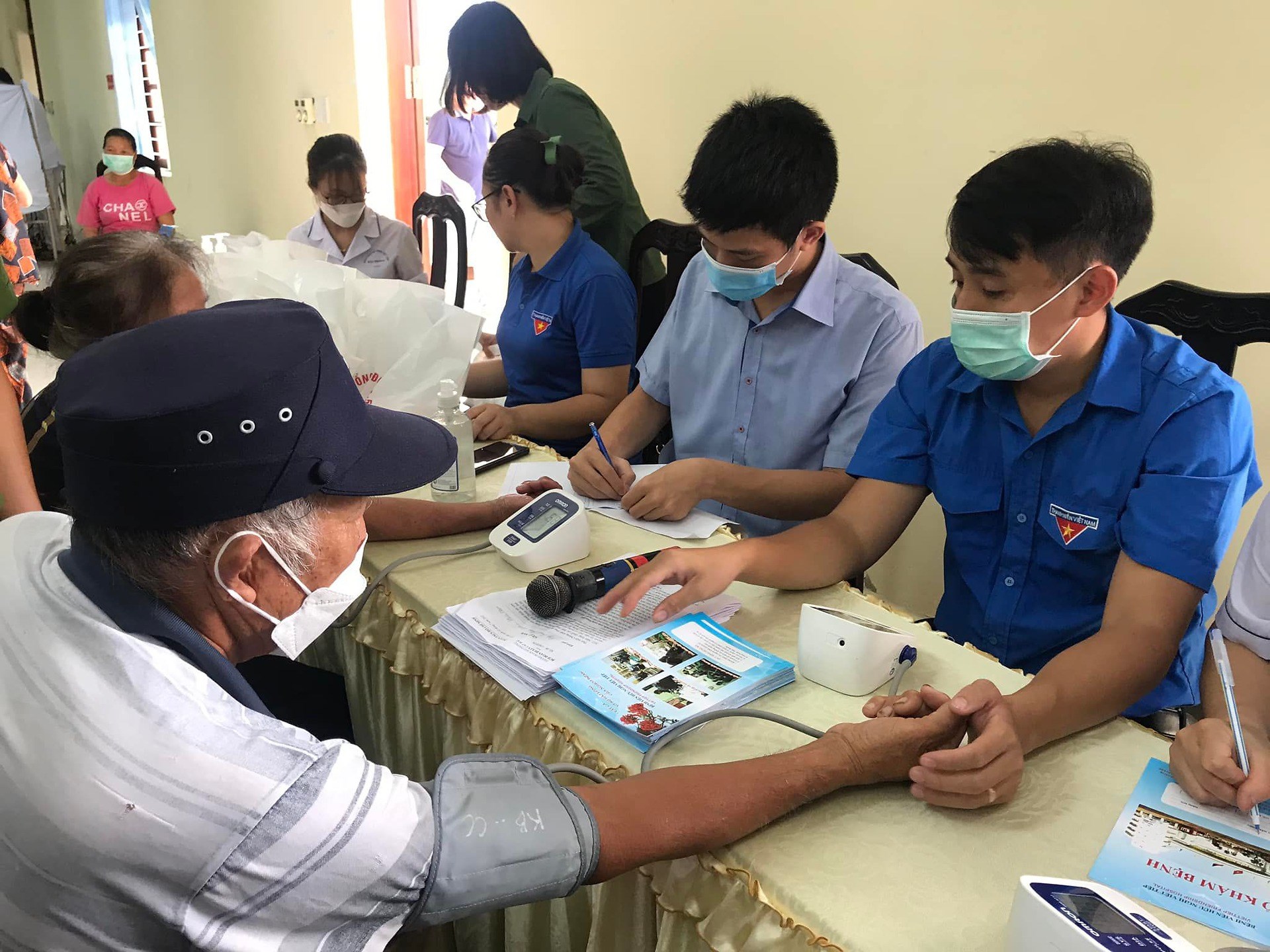 CHƯƠNG TRÌNH “KHÁM BỆNH, TẶNG QUÀ VÀ PHÁT THUỐC MIỄN PHÍ CHO CÁC GIA ĐÌNH CHÍNH SÁCH VÀ NHÂN DÂN XÃ PHÙ LONG - TUYÊN TRUYỀN XÂY DỰNG NÔNG THÔN MỚI KIỂU MẪU” - HƯỞNG ỨNG ĐỢT CAO ĐIỂM VÀ NGÀY TUỔI TRẺ CÁT HẢI CHUNG TAY XÂY DỰNG NÔNG THÔN MỚI NĂM 2022