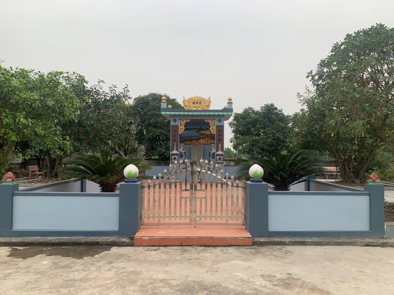 NHÀ BIA TƯỞNG NIỆM CÁC LIỆT SĨ ĐÃ HY SINH TẠI TRẠI TRIỀU NĂM 1947