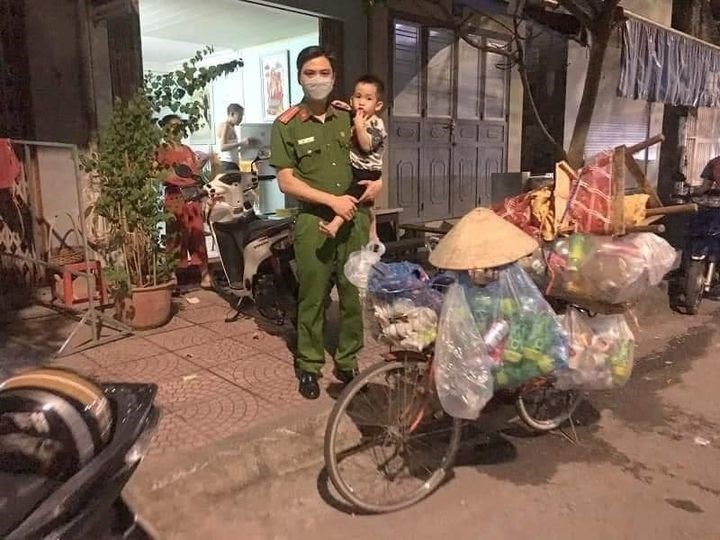 Hành động đẹp của đồng chí Cảnh sát khu vực làm ấm lòng đêm Trung thu