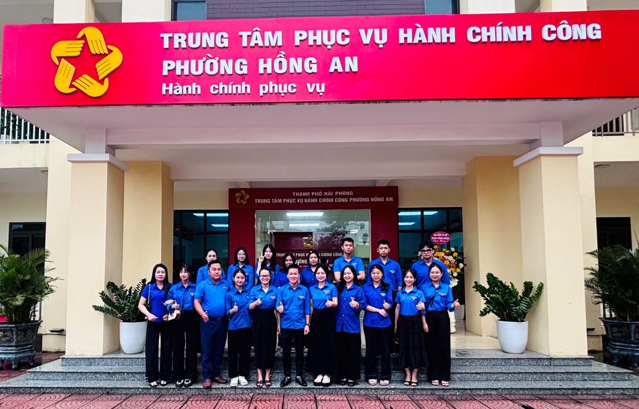 TỔ TUYÊN TRUYỀN – KẾT NỐI DỊCH VỤ CÔNG PHƯỜNG HỒNG AN HỖ TRỢ NGƯỜI DÂN CẬP NHẬT THÔNG TIN TRÊN CÁC NỀN TẢNG SỐ - RA QUÂN BÌNH DÂN HỌC VỤ SỐ