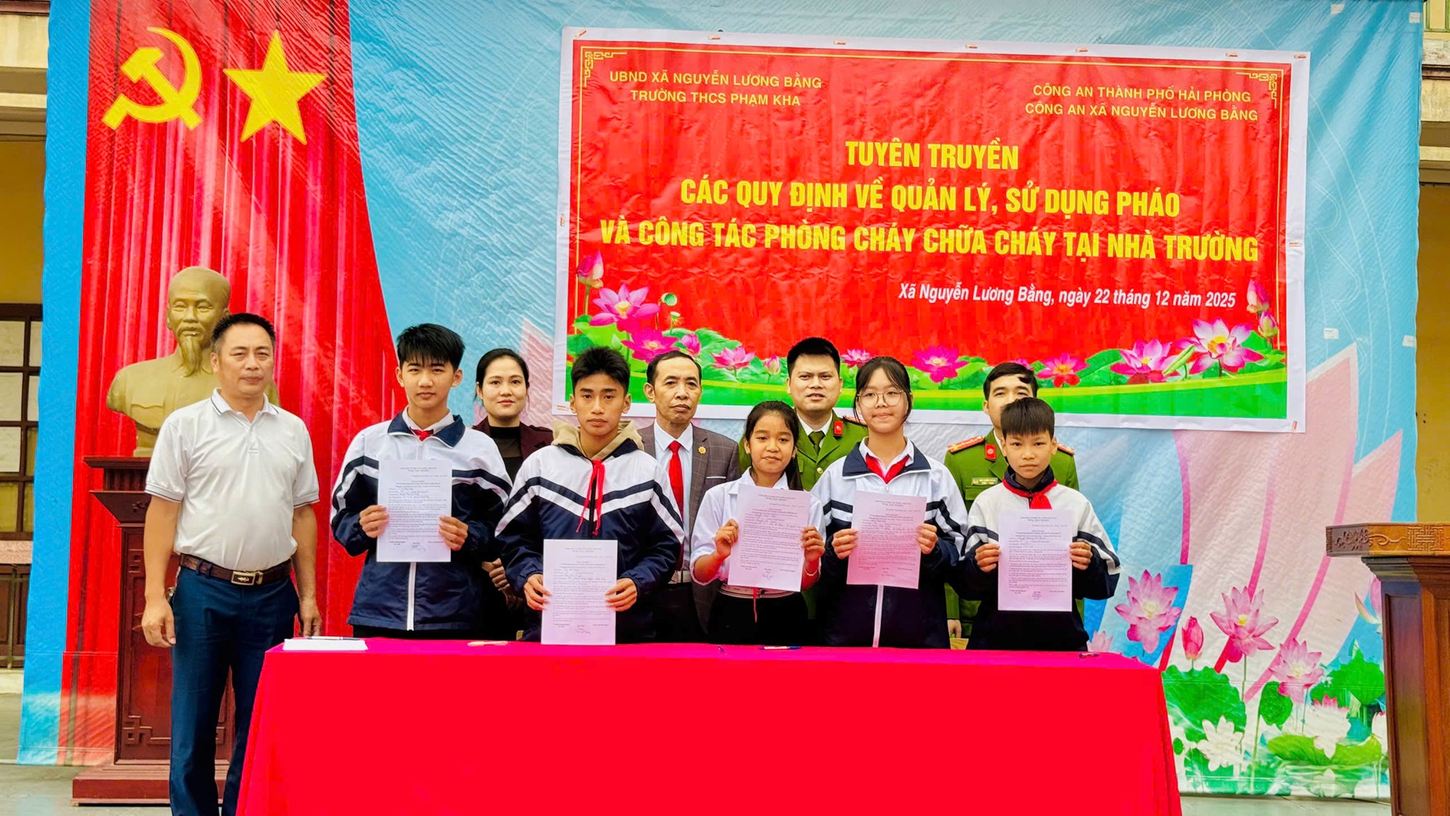 LIÊN ĐỘI TRƯỜNG THCS PHẠM KHA PHỐI HỢP CÔNG AN XÃ TUYÊN TRUYỀN PHÁP LUẬT VỀ PHÁO VÀ PHÒNG CHÁY CHỮA CHÁY