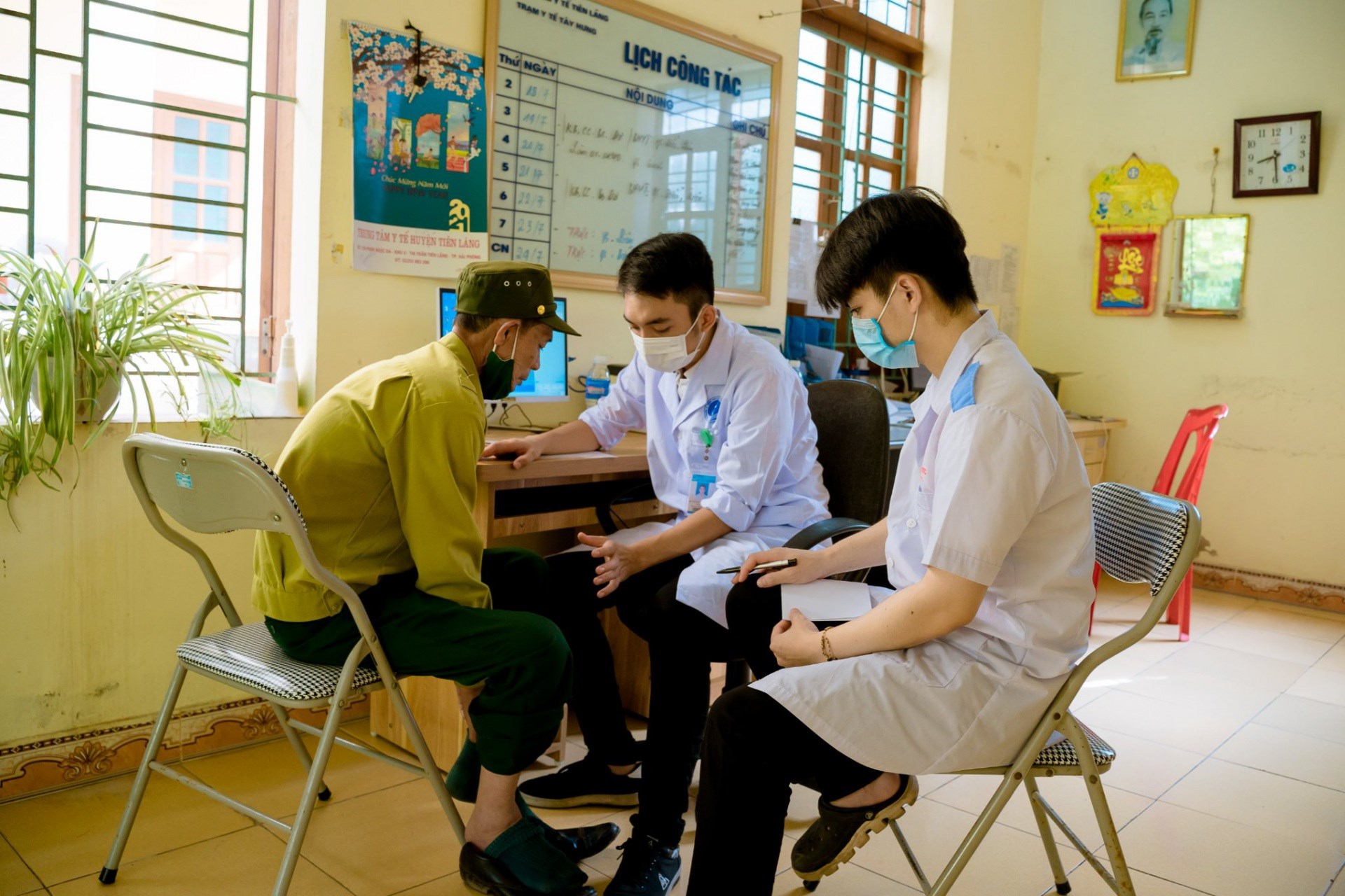 Thăm, tặng quà, khám bệnh và cấp phát thuốc miễn phí cho cựu Thanh niên xung phong nhân kỷ niệm 55 năm ngày Bác Hồ đến thăm và nói chuyện tại Đại hội thi đua các đội TNXP chống Mỹ cứu nước (12/01/1967-12/01/2022)