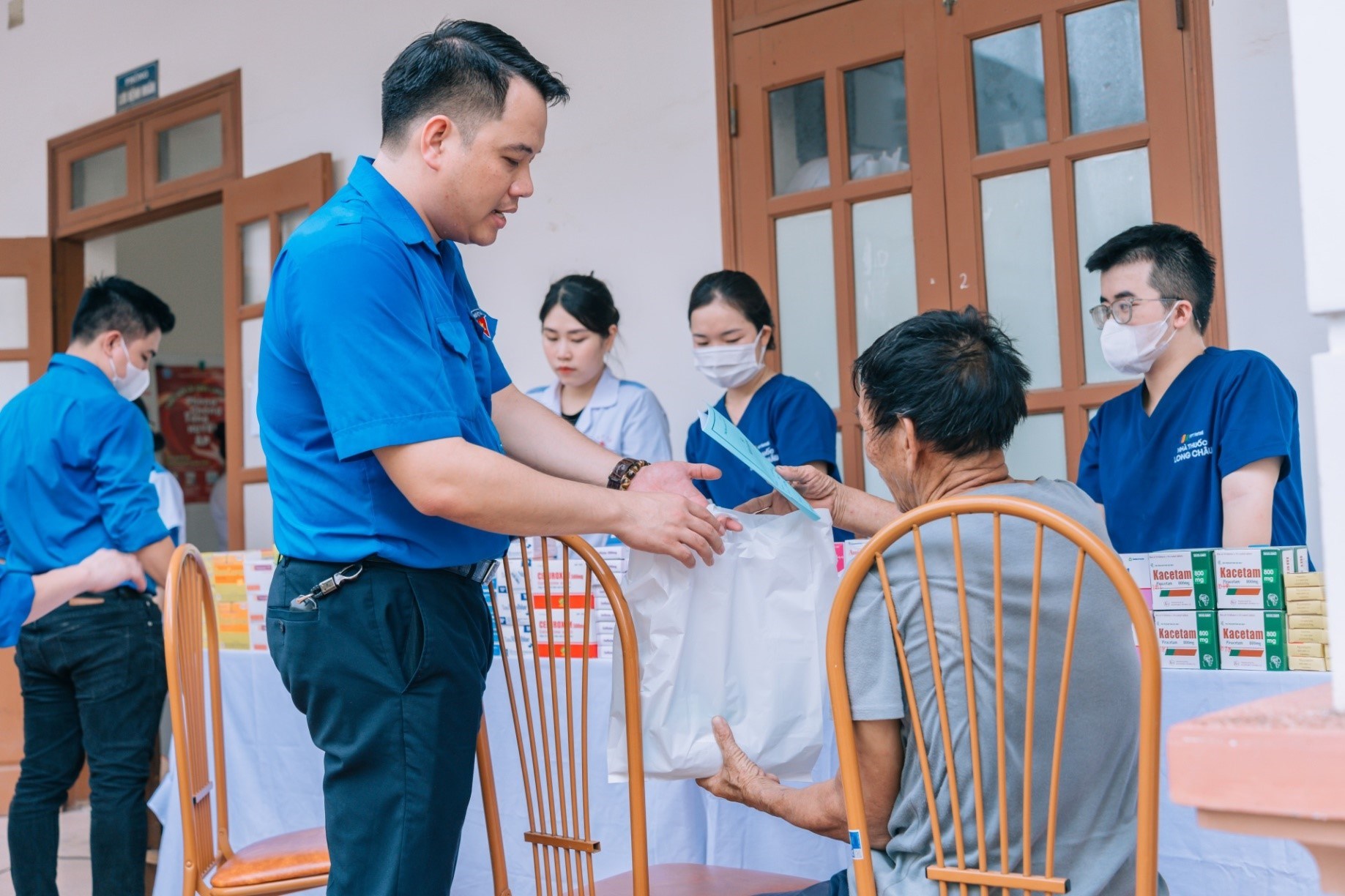 Chương trình khám bệnh, tư vấn sức khỏe, cấp phát thuốc miễn phí và tặng quà cho Cựu TNXP, gia đình chính sách