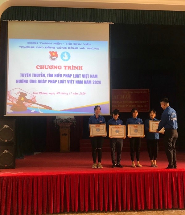 Hưởng ứng Ngày Pháp luật Việt Nam, Đoàn Thanh niên - Hội Sinh viên Trường Cao đẳng Cộng đồng Hải Phòng tổ chức Chương trình Tuyên truyền, tìm hiểu pháp luật Việt Nam.