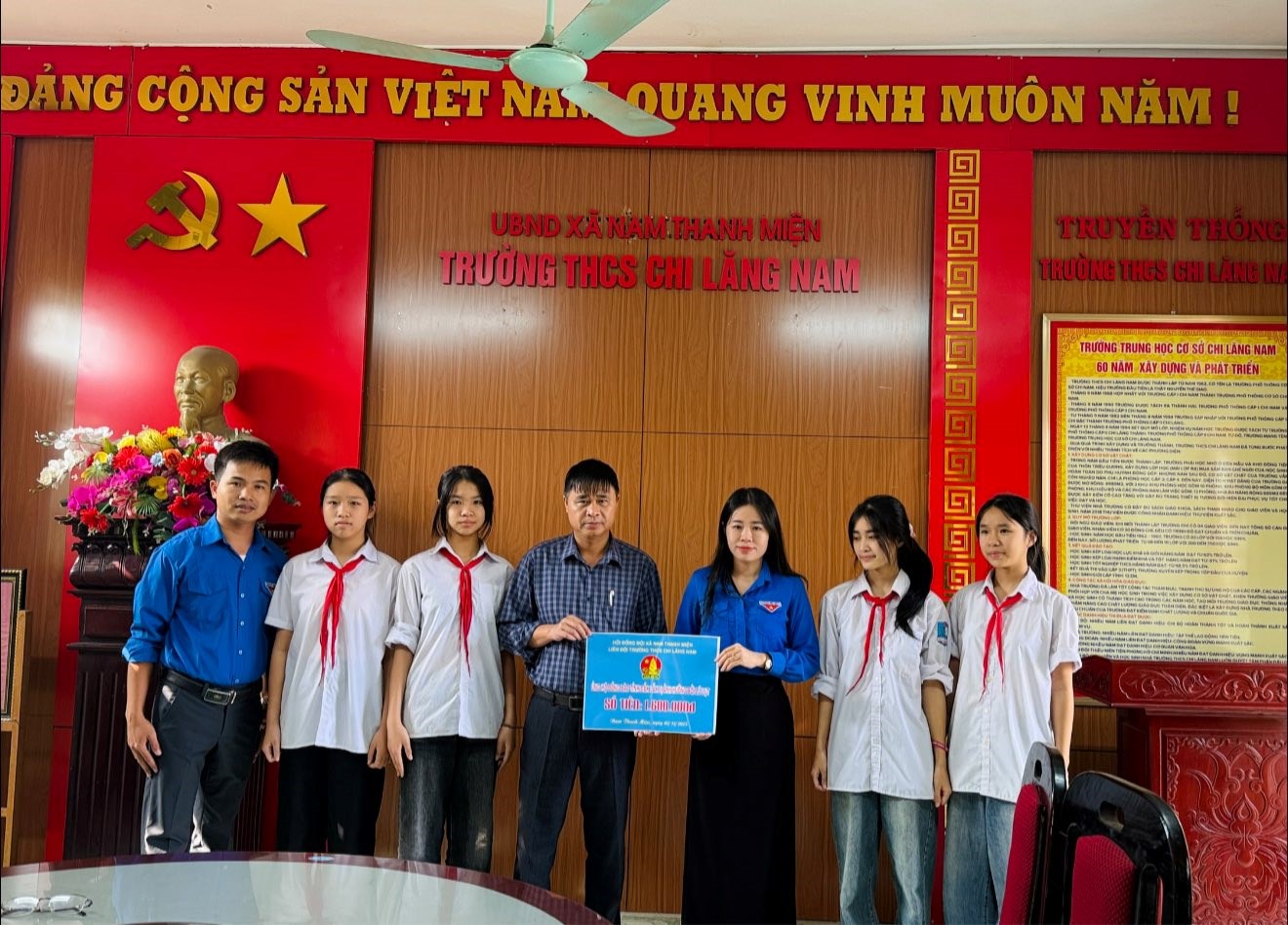 Liên đội trường THCS Chi Lăng Nam ủng hộ đồng bào bị ảnh hưởng bởi lũ lụt tỉnh Đăk Lăk