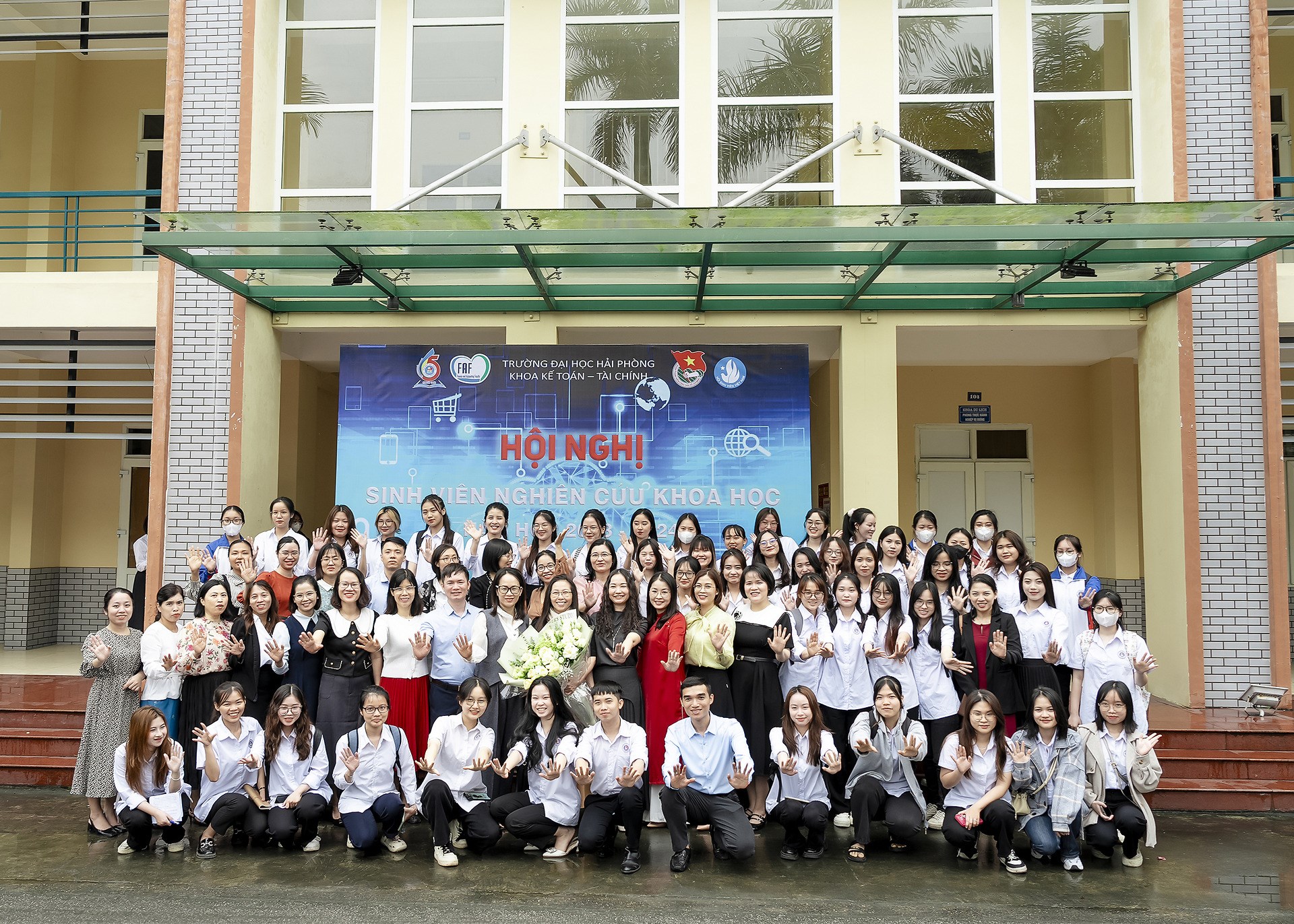 SINH VIÊN KHOA KẾ TOÁN TÀI CHÍNH VỚI NGHIÊN CỨU KHOA HỌC
