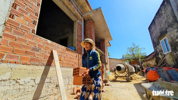 Bà con lối xóm chung tay, dựng nhà mới cho người dân mất nhà đón Tết