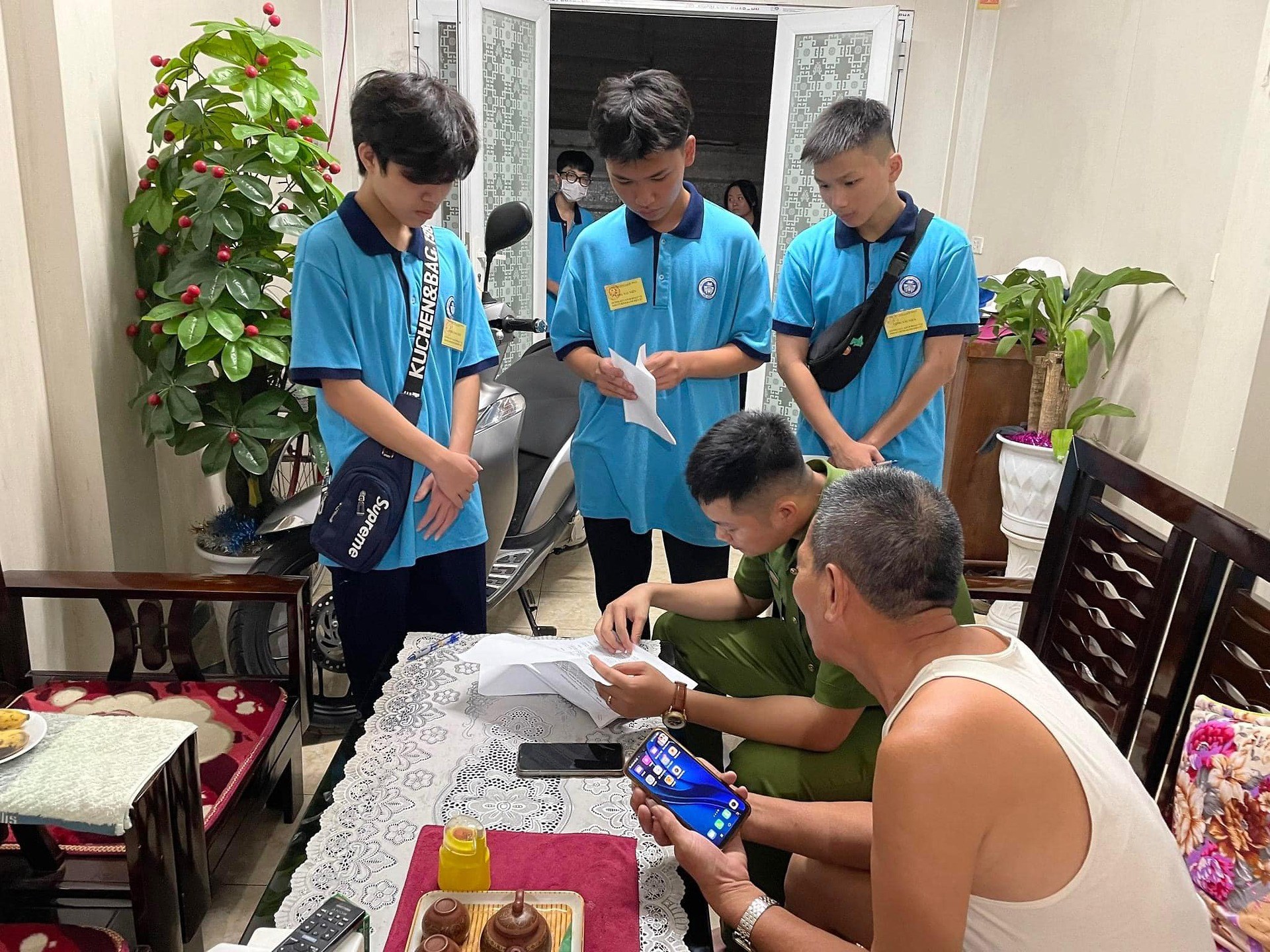 Đội hình tình nguyện Hoa phượng đỏ hỗ trợ người dân kích hoạt tài khoản định danh điện tử