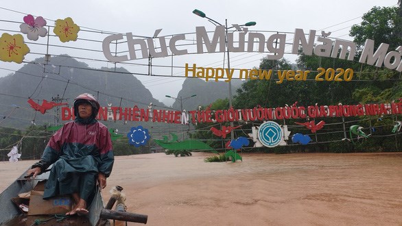 Bỏ mặc nhà ngập sâu, hai cha con chèo đò đi cứu người