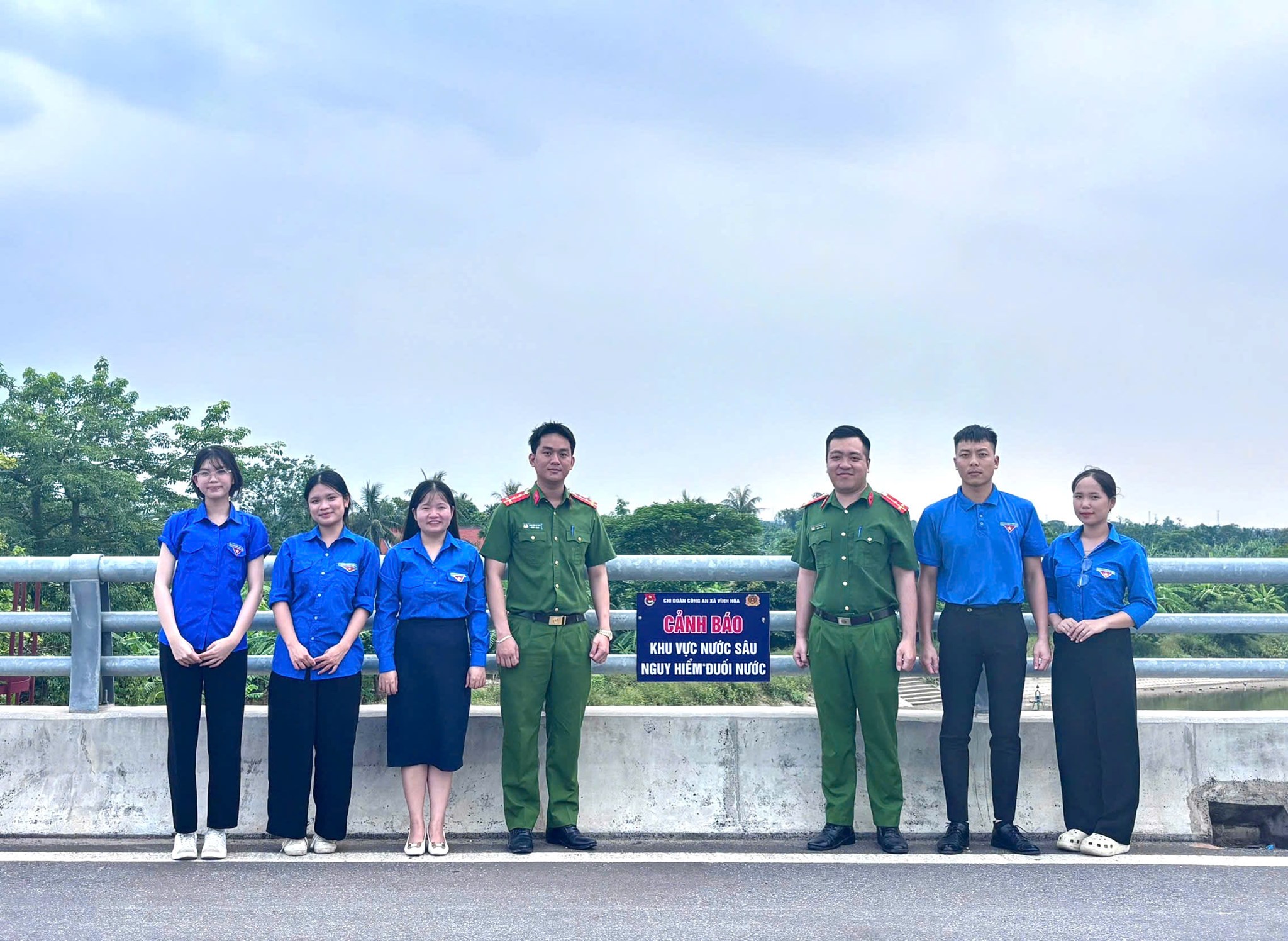 Đoàn thanh niên Vĩnh Hòa lắp biển cảnh báo khu vực nước sâu tiềm ẩn nguy cơ đuối nước