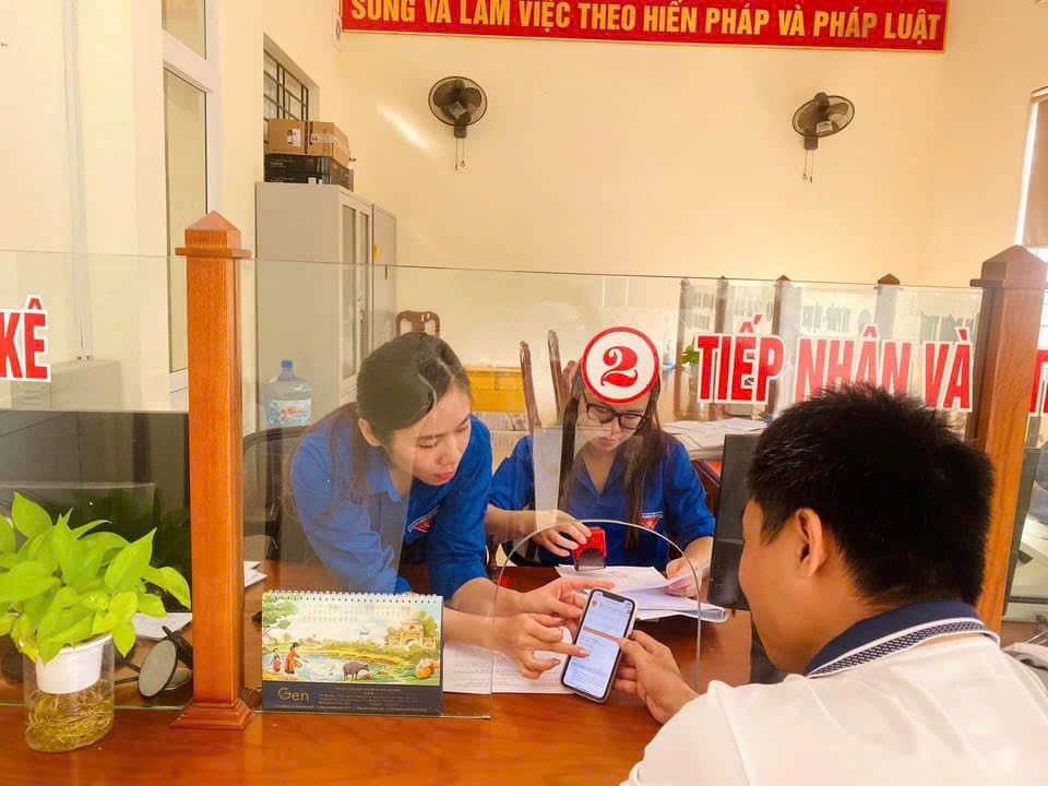 Quận đoàn Hải An chỉ đạo các cơ sở Đoàn trực thuộc tổ chức các hoạt động hướng dẫn nhân dân cài đặt, sử dụng phần mềm dịch vụ công trực tuyến, giải quyết thủ tục hành chính tại Bộ phận một cửa phường
