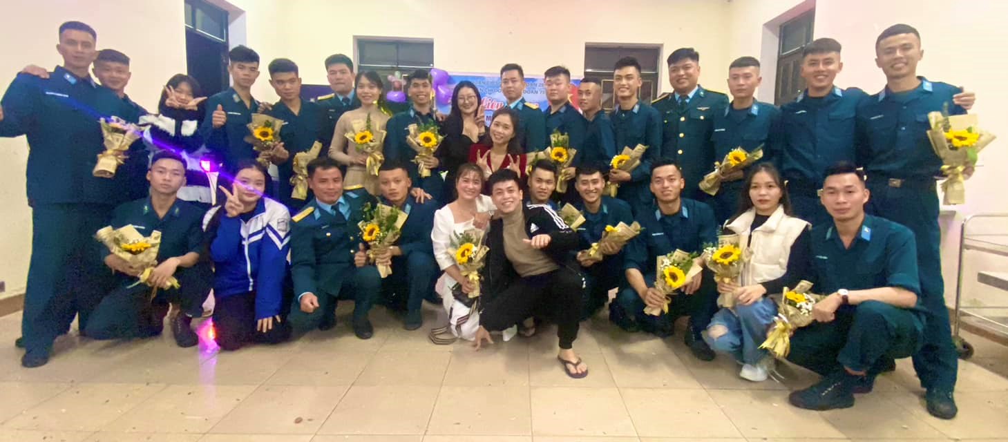 Tặng quà đón thanh niên hoàn thành nghĩa vụ quân sự trở về địa phương