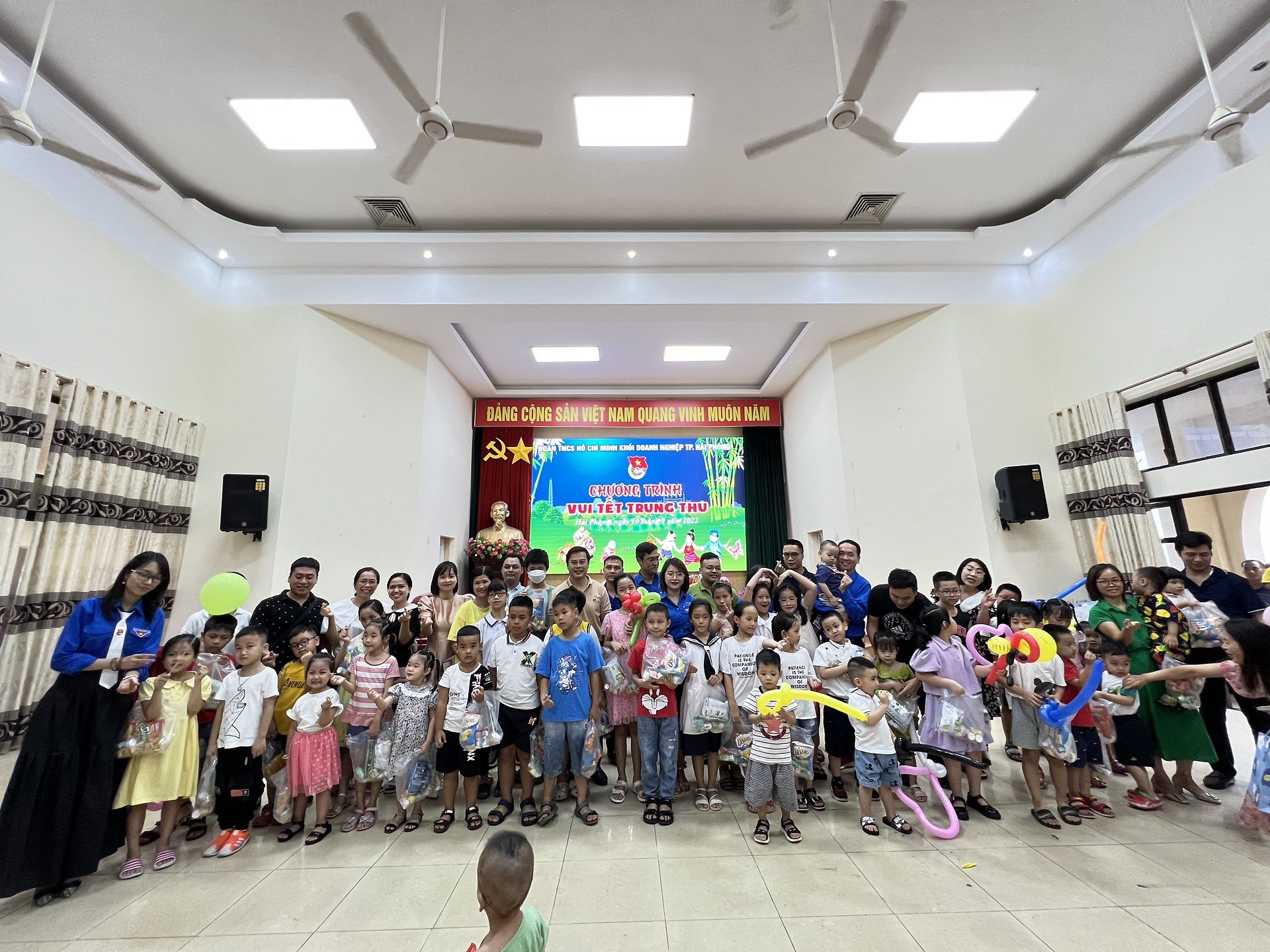 Chương trình “ Vui Tết Trung thu “ cho con cán bộ, đoàn viên thanh niên trong Khối Doanh nghiệp thành phố năm 2022.
