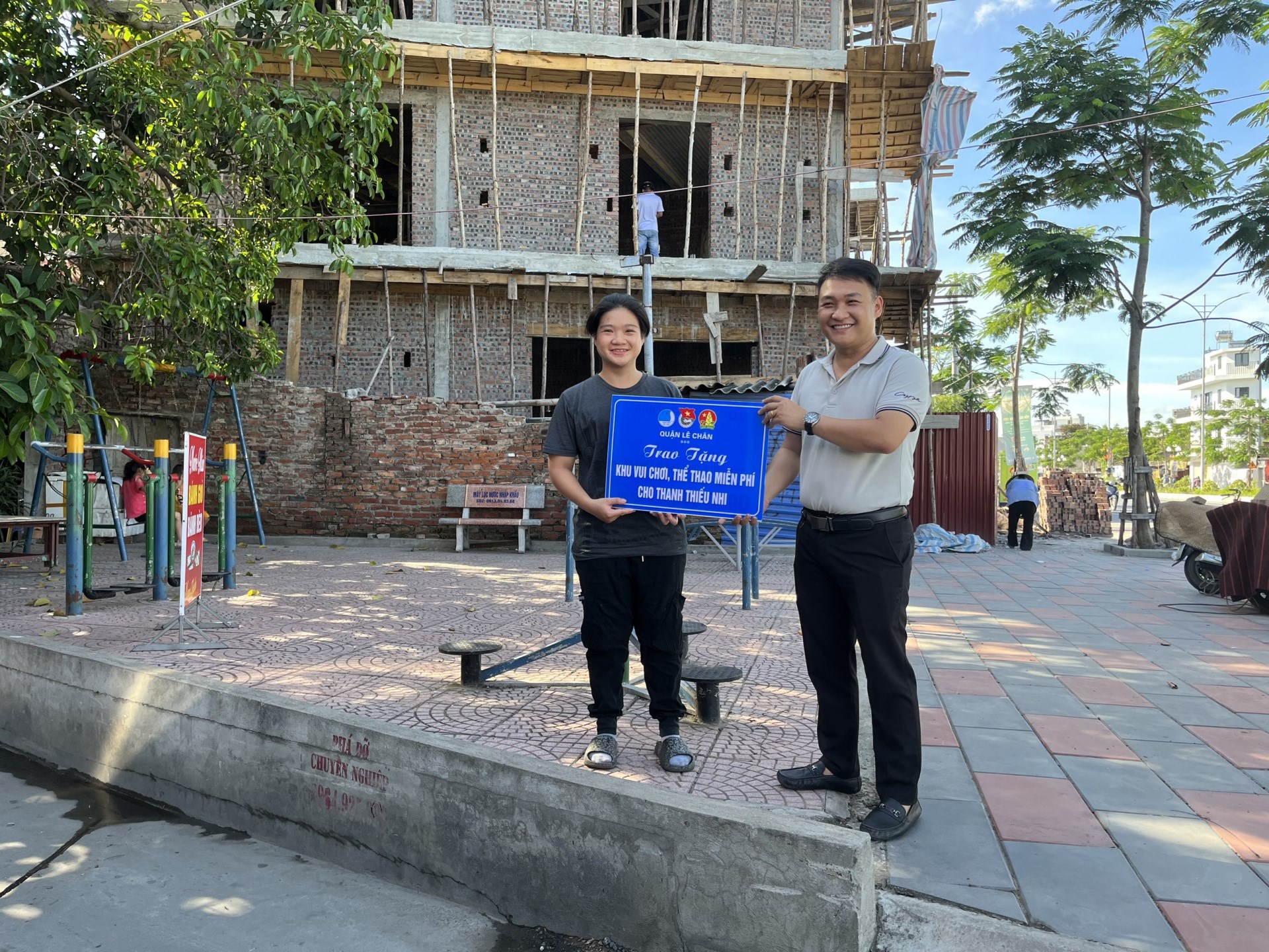 13. Đoàn phường Trại Cau tặng quà dịp Tháng thanh niên