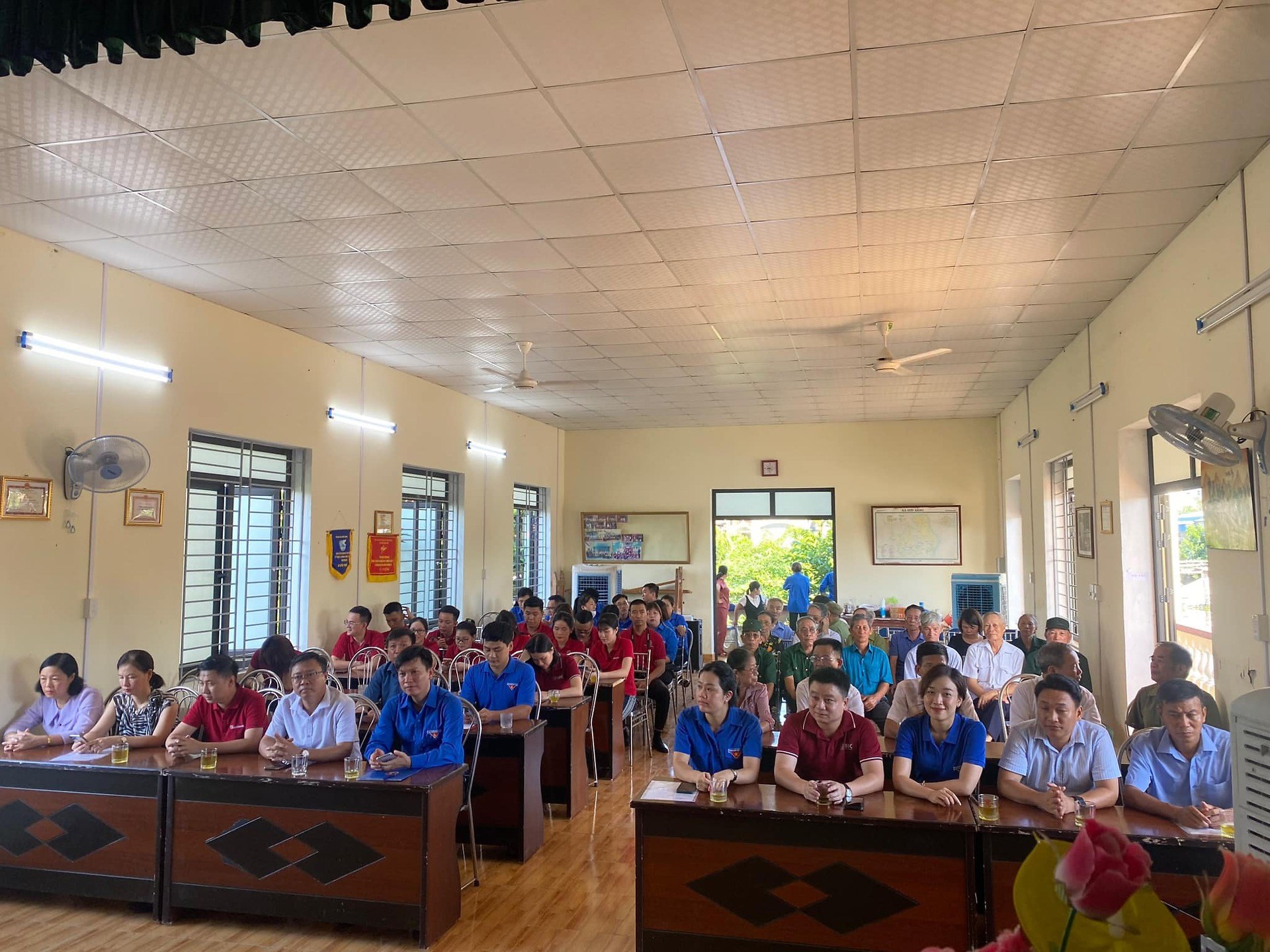 Tặng quà cho các bác Cựu TNXP tại Chương trình hưởng ứng "Ngày tuổi trẻ Hải Phòng cùng hành động chung tay xây dựng nông thôn mới, nông thôn mới kiểu mẫu năm 2023”