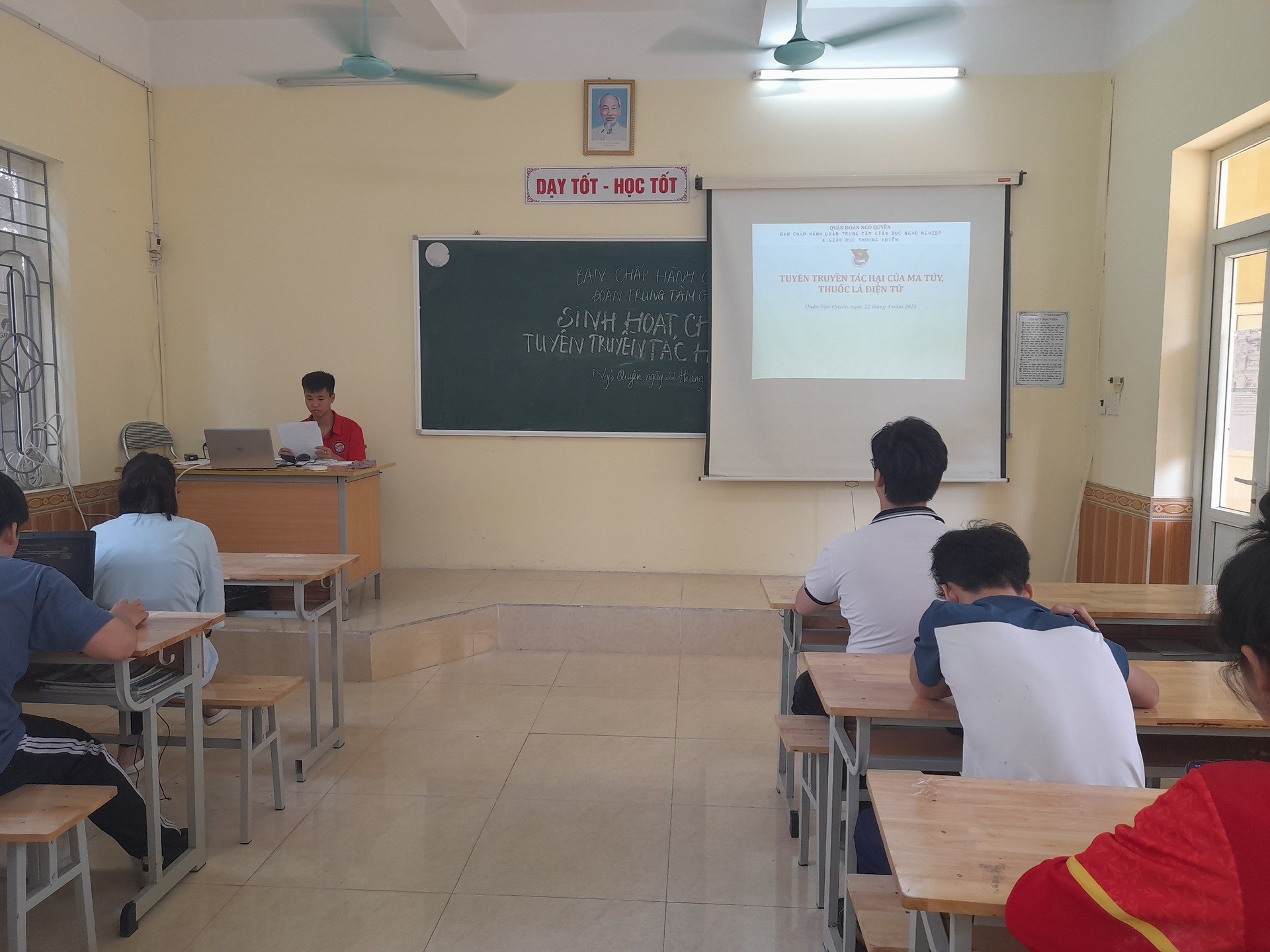 Đồng chí Nguyễn Thị Thu Hằng, Bí thư Đoàn TNCS Hồ Chí Minh Trường THPT Thái Phiên