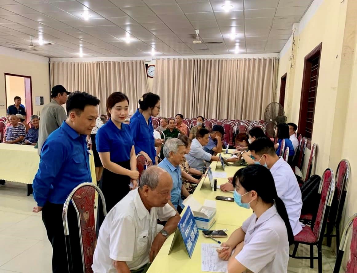 Khám bệnh, cấp phát thuốc miễn phí và tặng quà cho cựu TNXP, gia đình chính sách, người có công với cách mạng nhân kỷ niệm 76 năm ngày thương binh, liệt sỹ