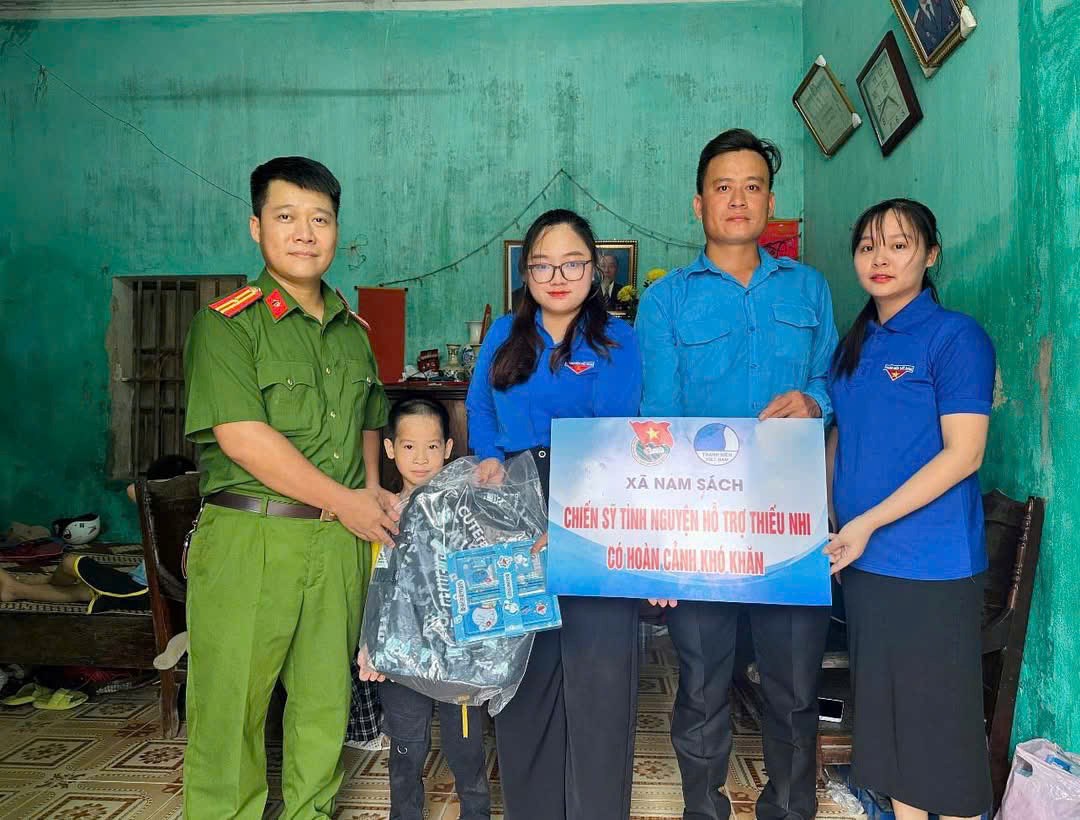 ĐOÀN THANH NIÊN - HỘI ĐỒNG ĐỘI XÃ NAM SÁCH TỔ CHỨC NGÀY CAO ĐIỂM "CHIẾN SỸ TÌNH NGUYỆN HỖ TRỢ THIẾU NHI CÓ HOÀN CẢNH KHÓ KHĂN"