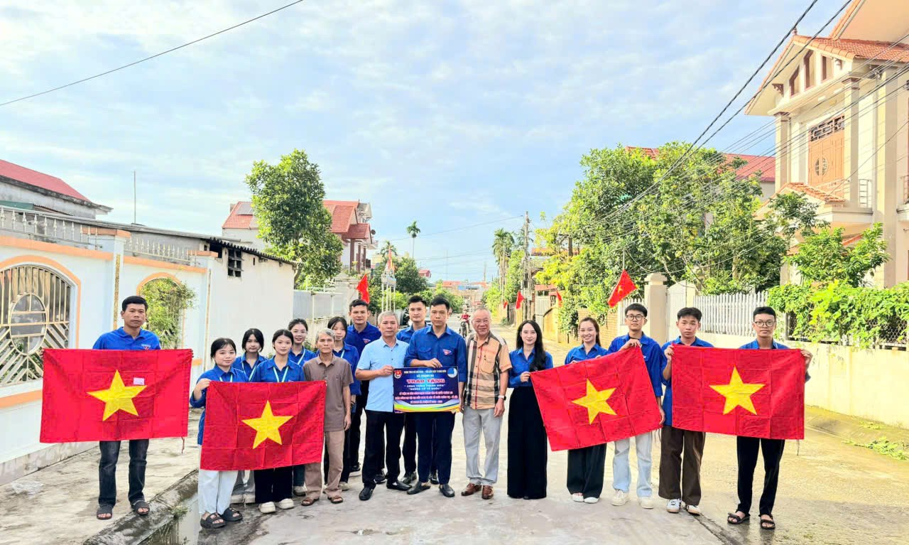 Tổ công tác số 3 Thành đoàn Hải Phòng thăm, tặng quà và triển khai mô hình “Gia đình số” tại xã Thanh Hà