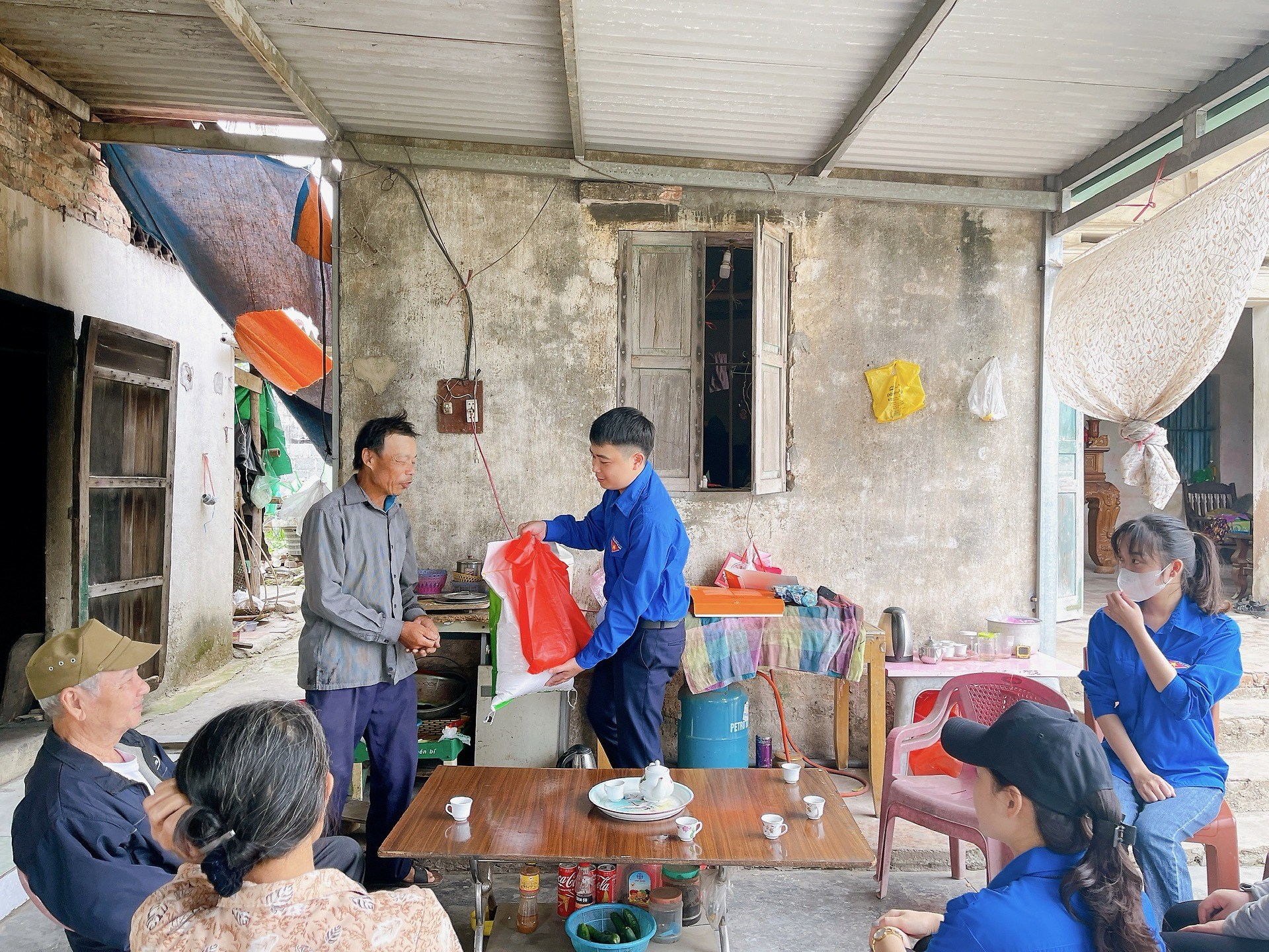 Thăm và tặng quà cựu TNXP có hoàn cảnh khó khăn