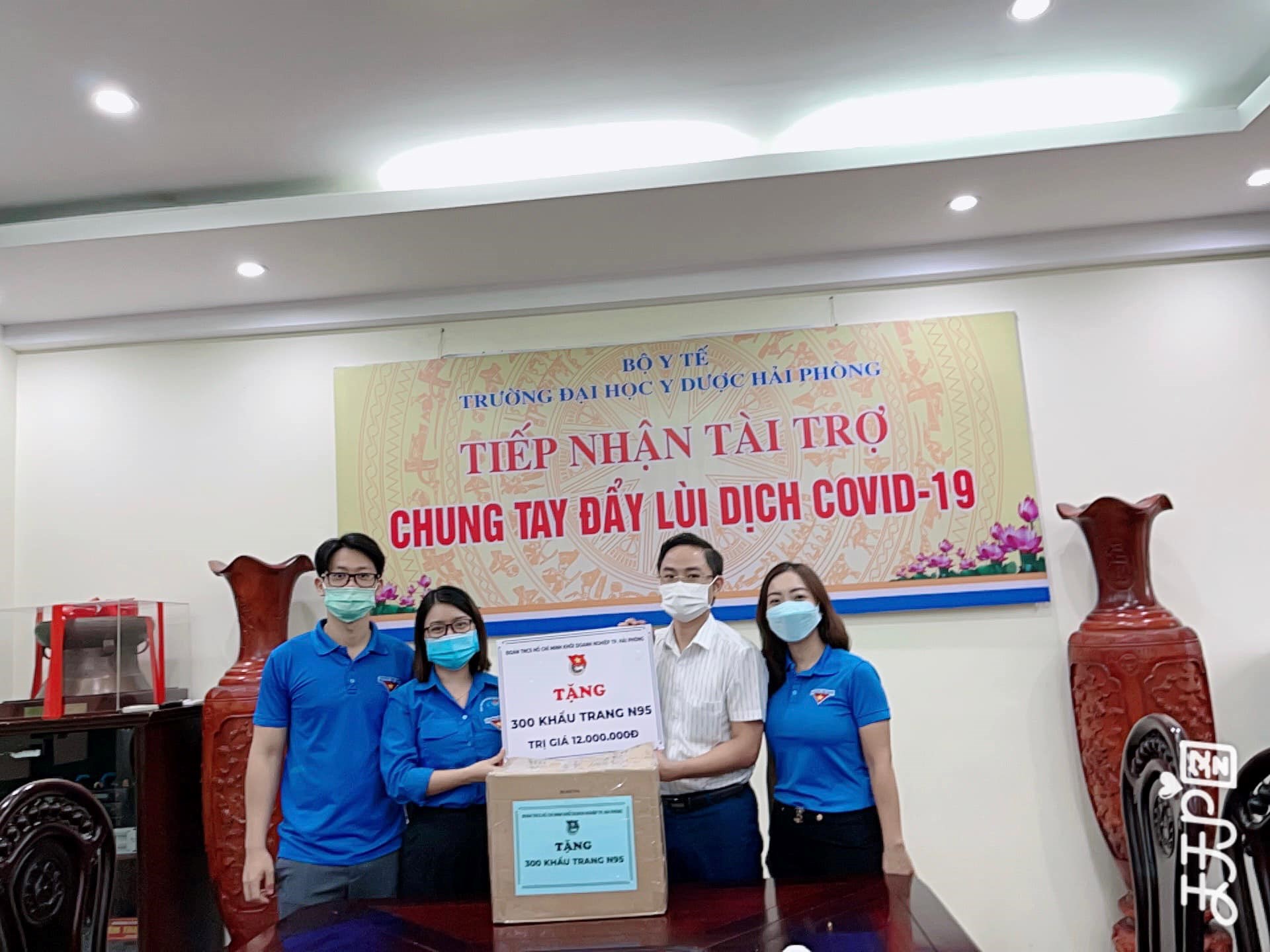 ĐOÀN KHỐI TRAO TẶNG CHO ĐOÀN CÔNG TÁC CỦA ĐẠI HỌC Y HẢI PHÒNG ĐANG LÀM NHIỆM VỤ CHỐNG DỊCH TẠI TP HỒ CHÍ MINH 300 KHẨU TRANG 3M 1870+ NIOSH N95