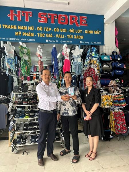 Trao mã QR cho các hộ dân theo mô hình Chợ Dân sinh chuyển đổi số tại chợ Cậu Vồng - Đồ Sơn