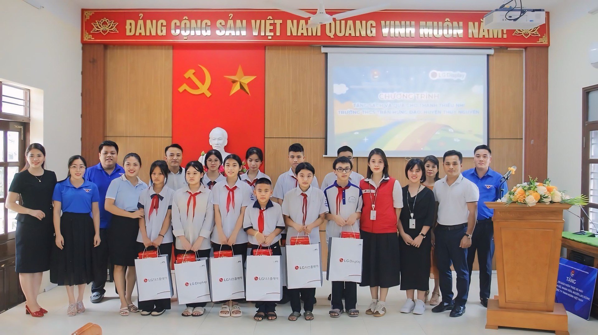 |CHƯƠNG TRÌNH TẶNG SÁCH VÀ QUÀ CHO THANH THIẾU NHI TRƯỜNG THCS TRẦN HƯNG ĐẠO, HUYỆN THỦY NGUYÊN|