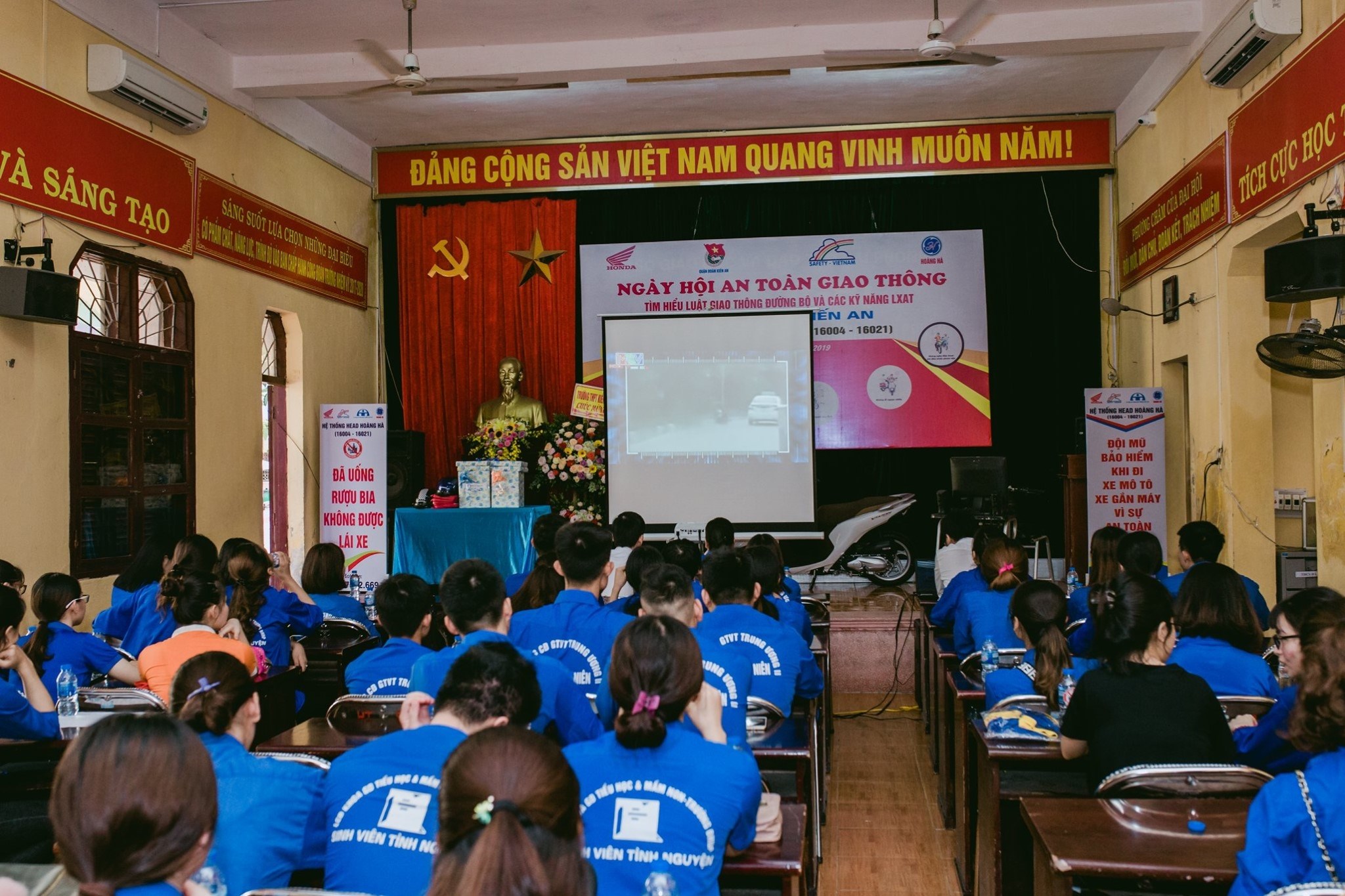 Ngày hội An toàn giao thông tìm hiểu Luật Giao thông đường bộ và kỹ năng lái xe an toàn cho 100 đoàn viên thanh niên trên địa bàn quận.