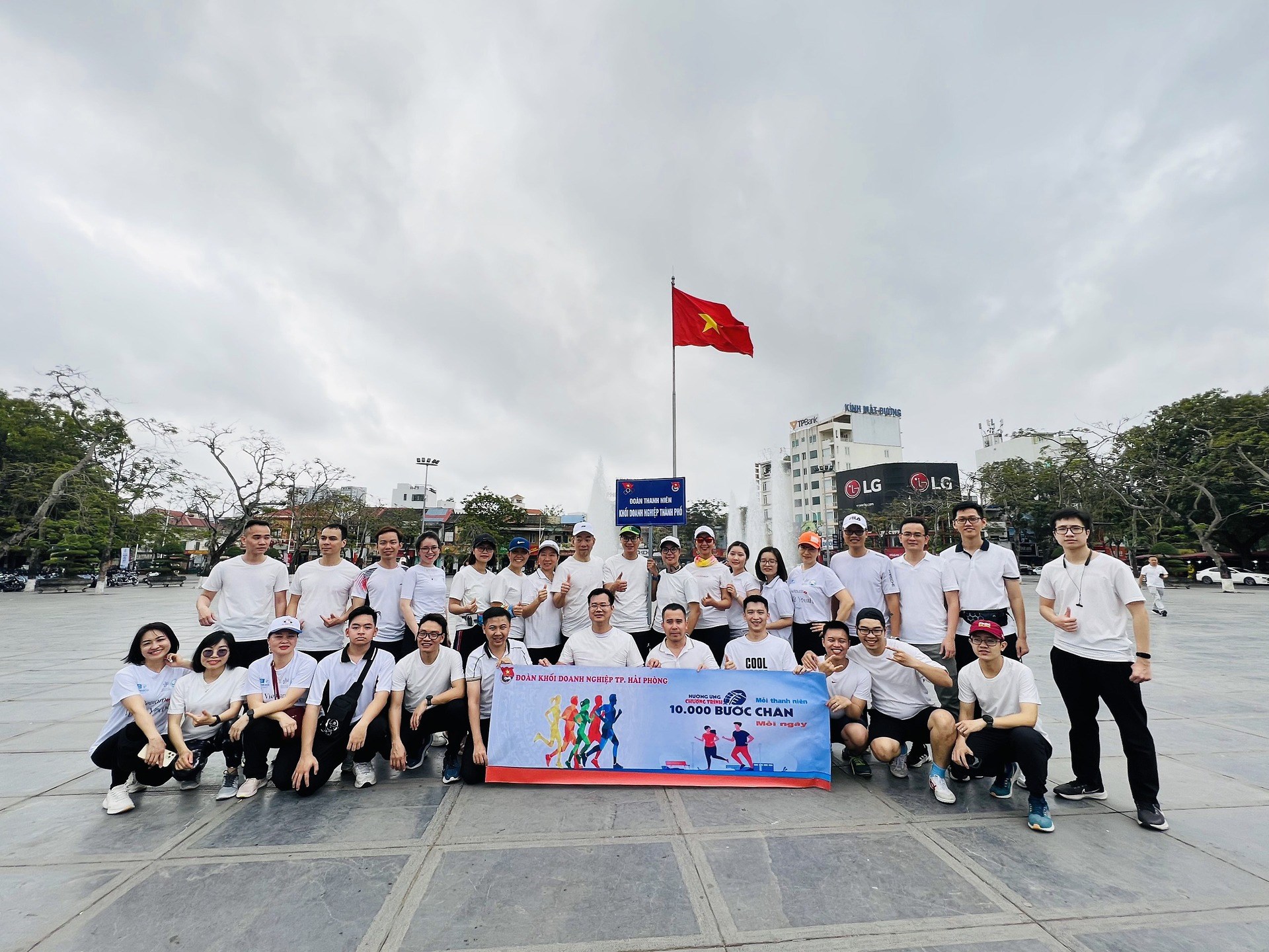 ĐOÀN VIÊN THANH NIÊN ĐOÀN KHỐI DOANH NGHIỆP HƯỞNG ỨNG CHƯƠNG TRÌNH "MỖI THANH NIÊN 10.000 BƯỚC CHÂN MỖI NGÀY"
