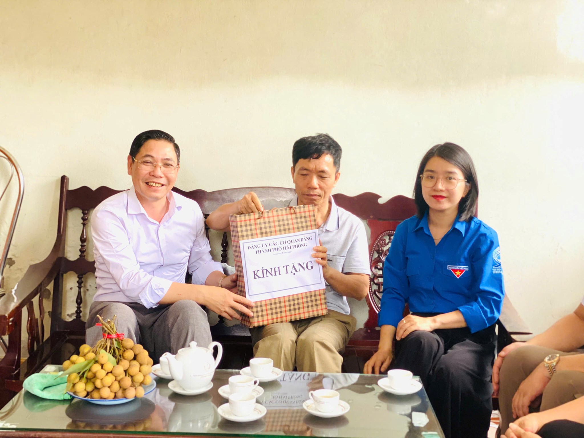 Đoàn Các cơ quan Đảng thành phố tổ chức thăm tặng quà gia đình chính sách người có công