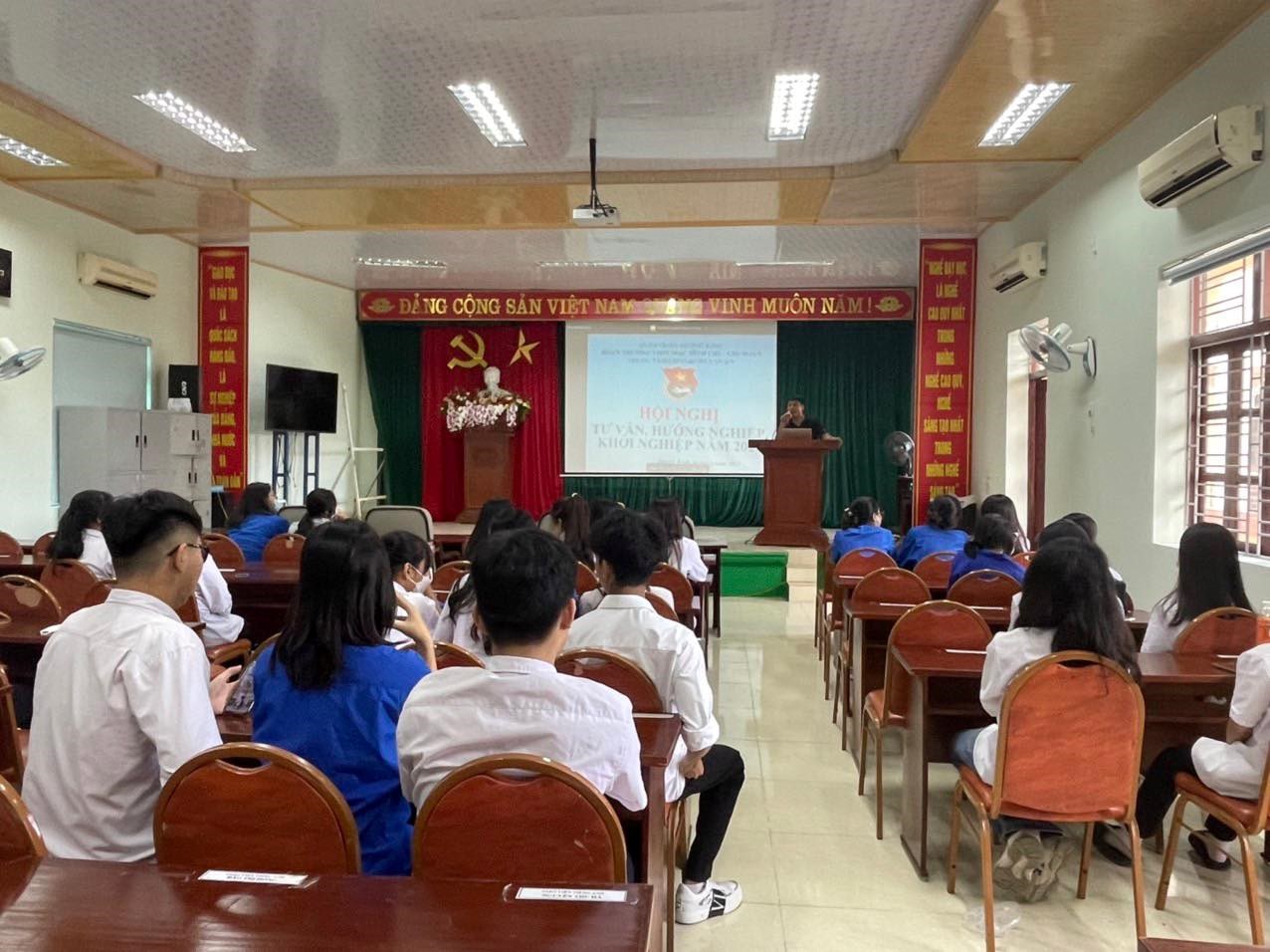 Hoạt động tư vấn hướng nghiệp cho học sinh năm 2022