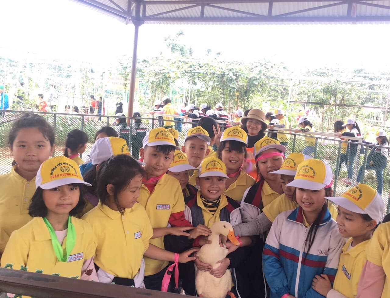 11. Đoàn phường Niệm Nghĩa tặng quà dịp hè