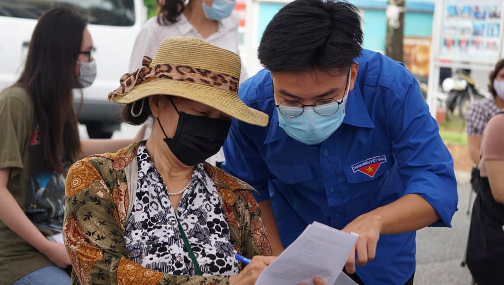 Đoàn viên thanh niên Quận Ngô Quyền chủ động, tích cực, tình nguyện hỗ trợ lực lượng y tế trong quá trình tiêm vắc-xin cho nhân dân toàn quận